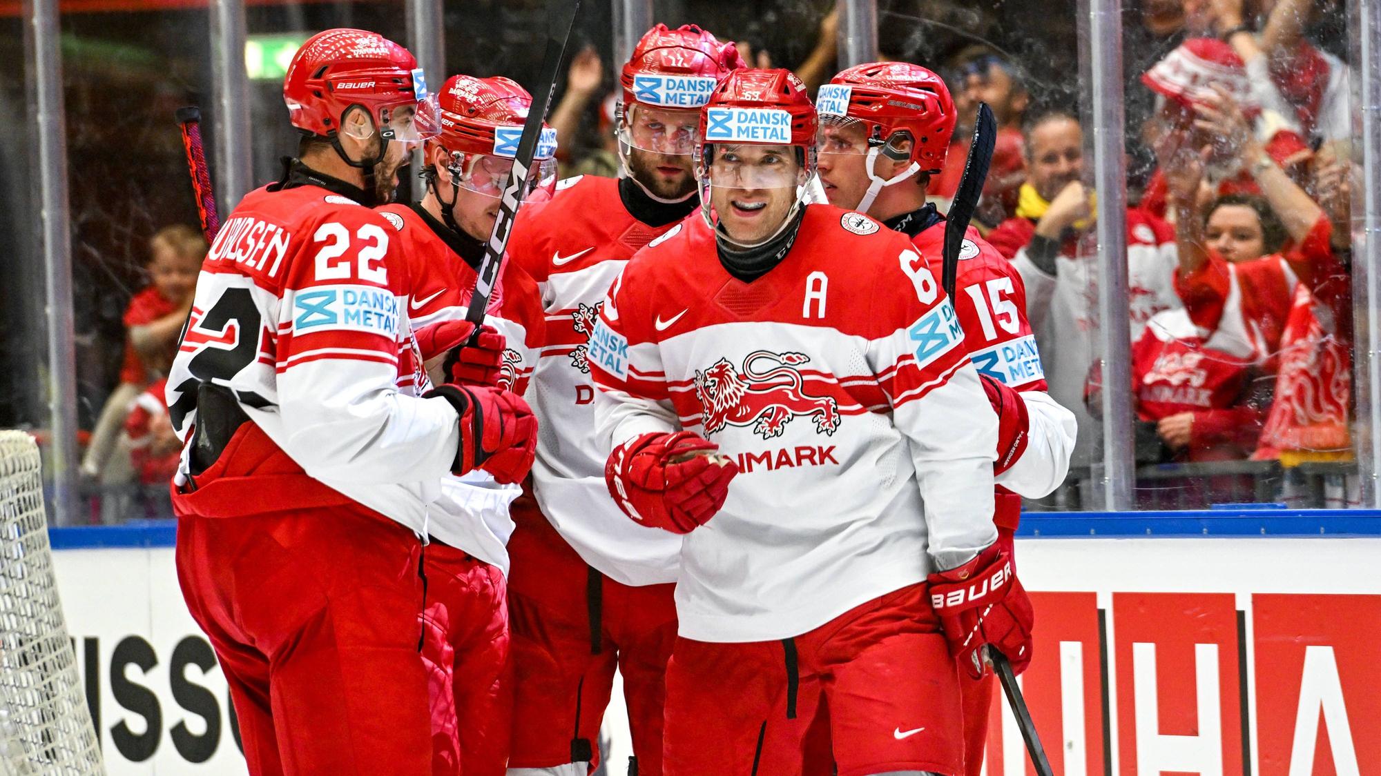 Der dänische Stürmer Patrick Russell feiert zusammen mit seinen Teamkollegen bei der WM.
