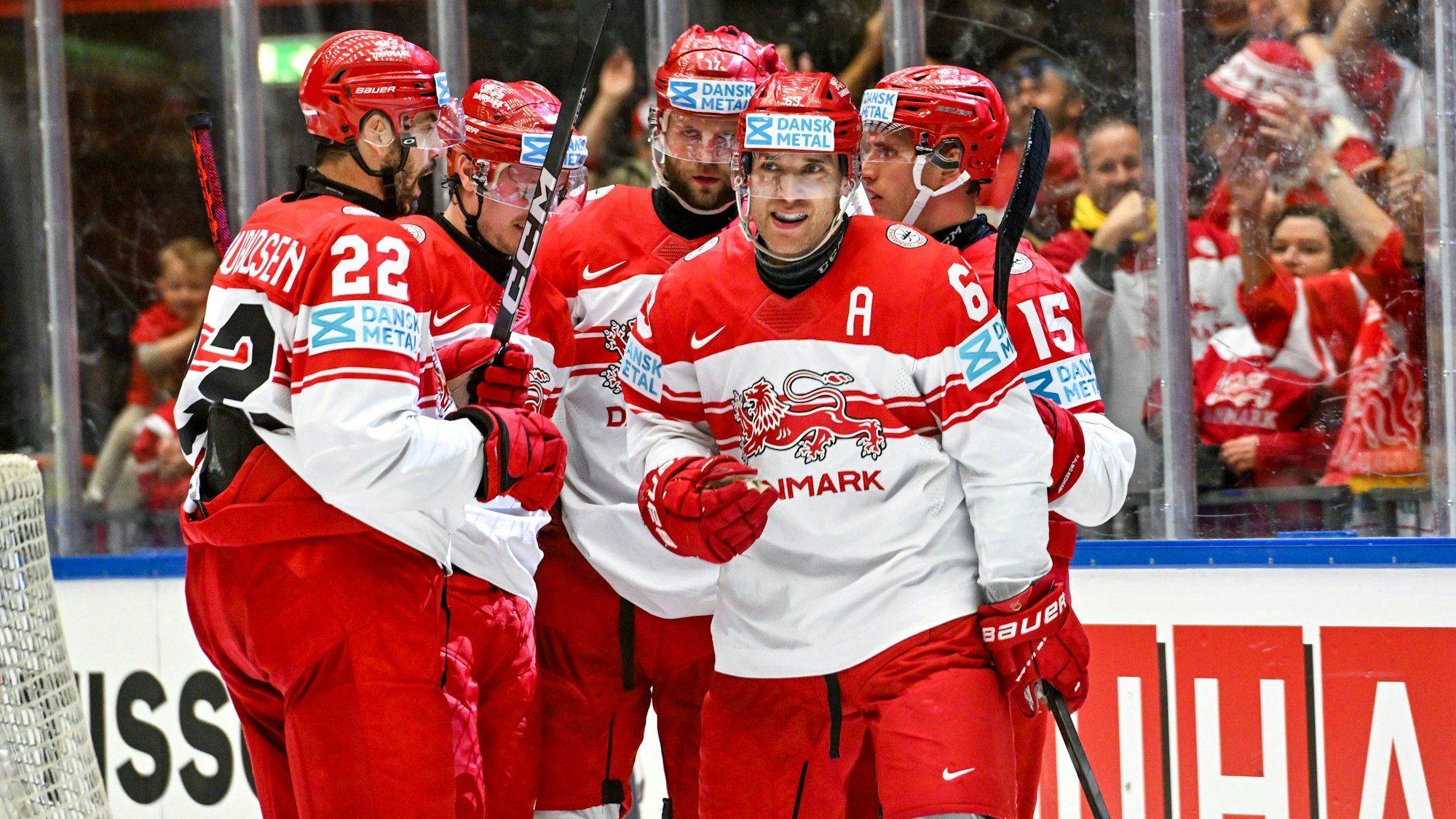 Der dänische Stürmer Patrick Russell feiert zusammen mit seinen Teamkollegen bei der WM.