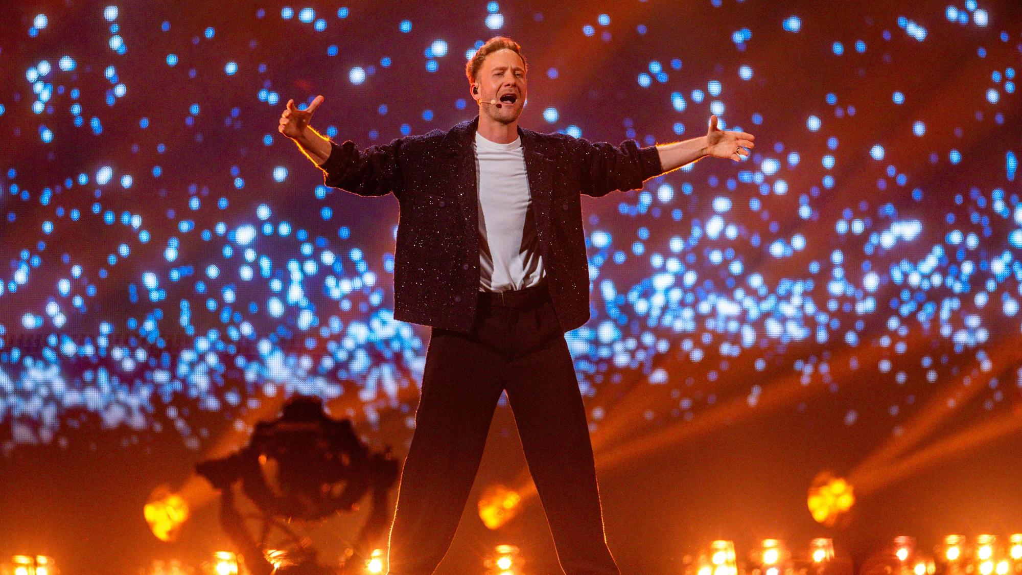 Klemen Slakonja singt.