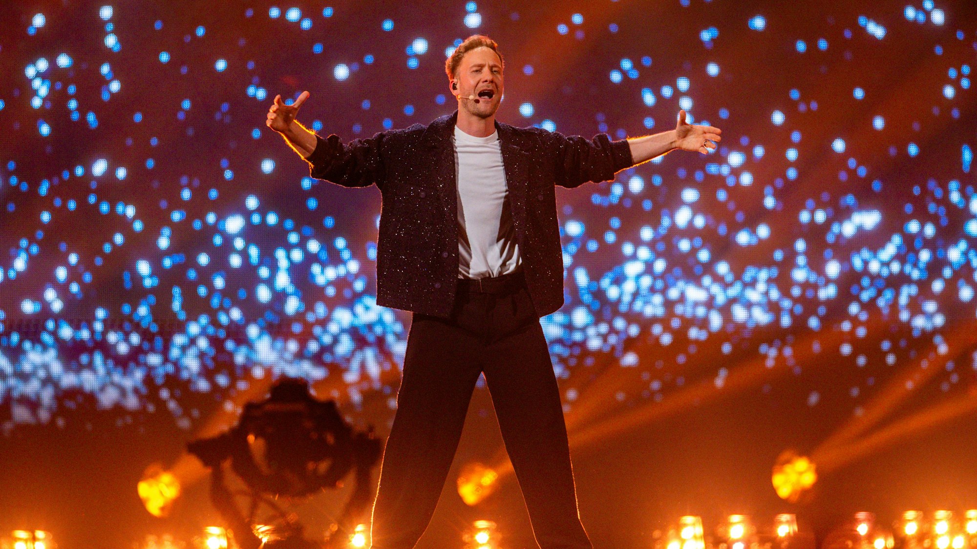 Klemen Slakonja singt.