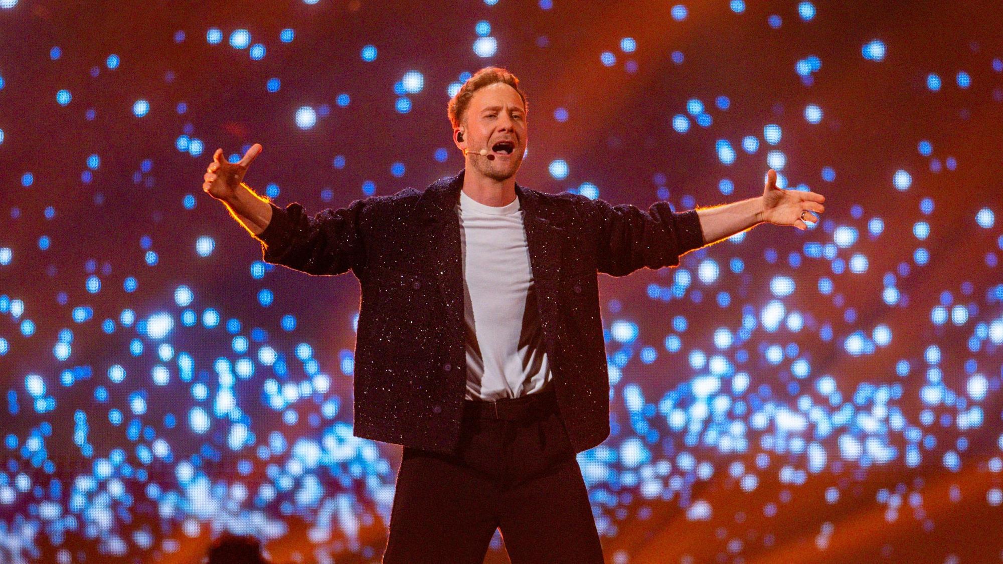 Klemen Slakonja aus Slowenien mit dem Titel „How Much Time Do We Have Left?“ auf der Bühne des Eurovision Song Contest.