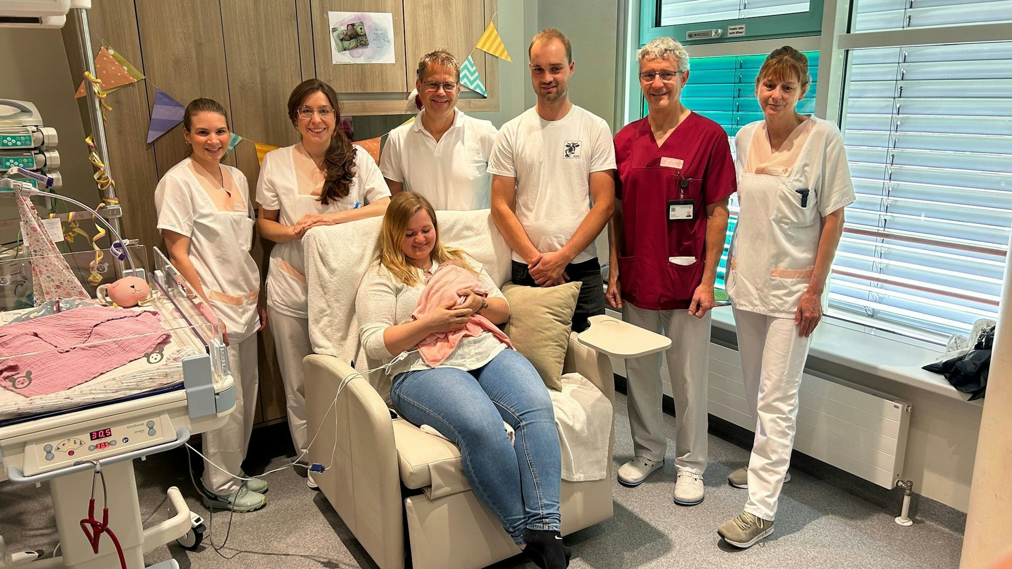 Chefarzt Matthias Keller spricht von einem kleinen Wunder. Inzwischen gehe es dem Kind ausgezeichnet, das Gewicht habe sich mehr als vervierfacht.