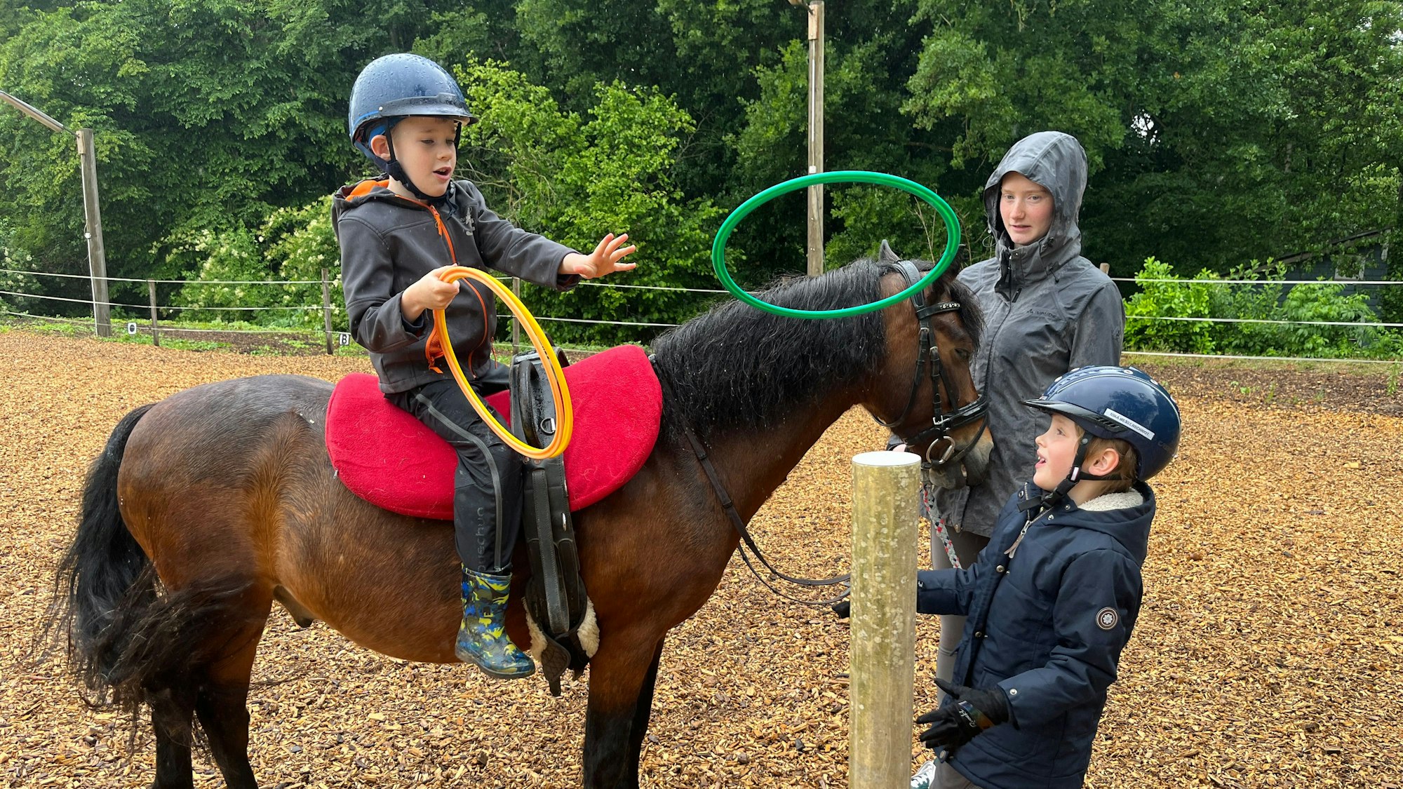 Jason hat viel für seine Bewegungskoordination getan, locker wirft er die Ringe über die Stange.