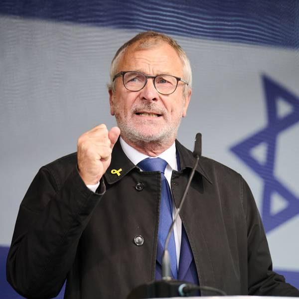 Volker Beck, Präsident der Deutsch-Israelischen Gesellschaft (DIG), spricht auf der Kundgebung „Deutschland an der Seite Israels – Am Israel chai!“ am Brandenburger Tor. (Archivbild)
