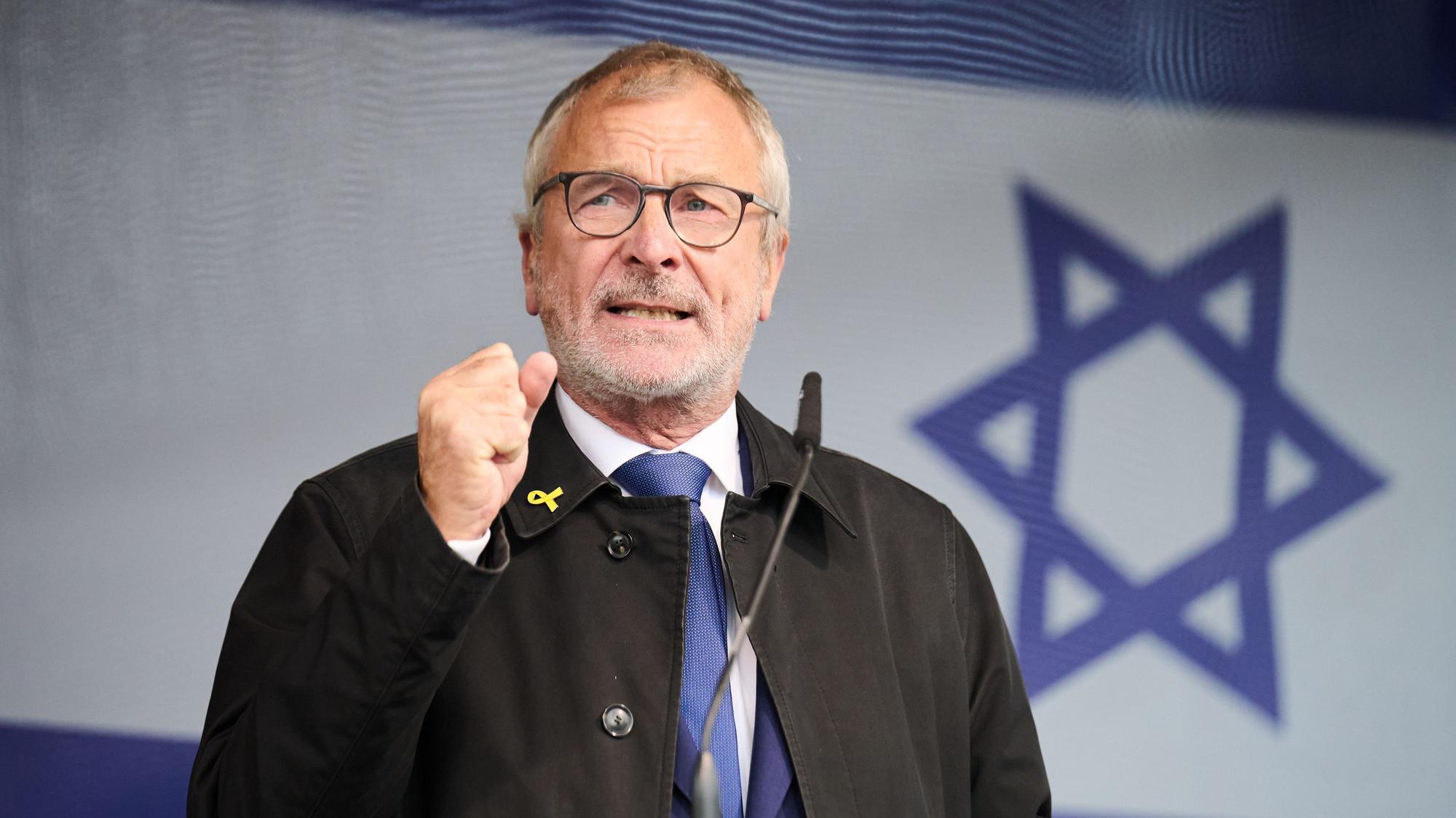 Volker Beck, Präsident der Deutsch-Israelischen Gesellschaft (DIG), spricht auf der Kundgebung in Berlin.