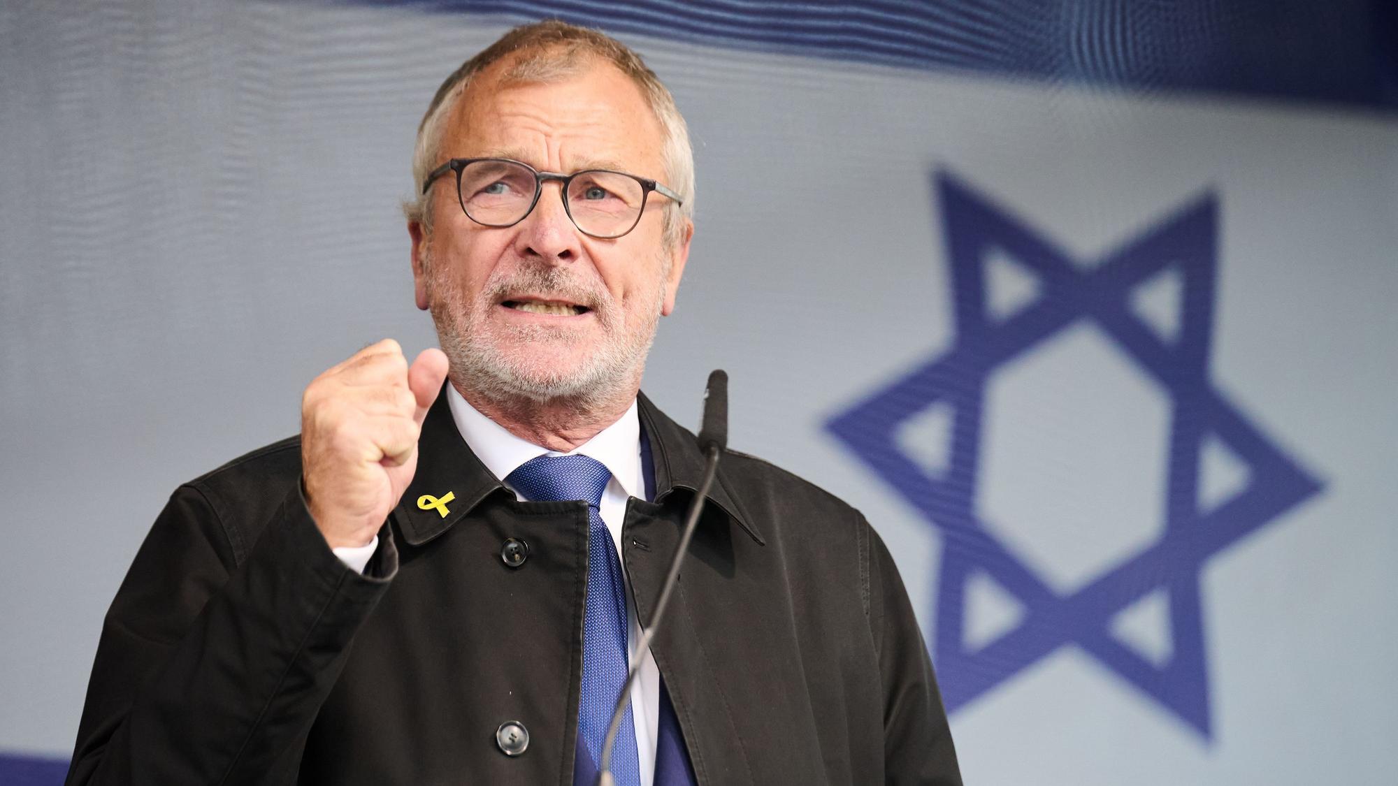 Volker Beck, Präsident der Deutsch-Israelischen Gesellschaft (DIG), spricht auf der Kundgebung „Deutschland an der Seite Israels - Am Israel chai!“ am Brandenburger Tor.