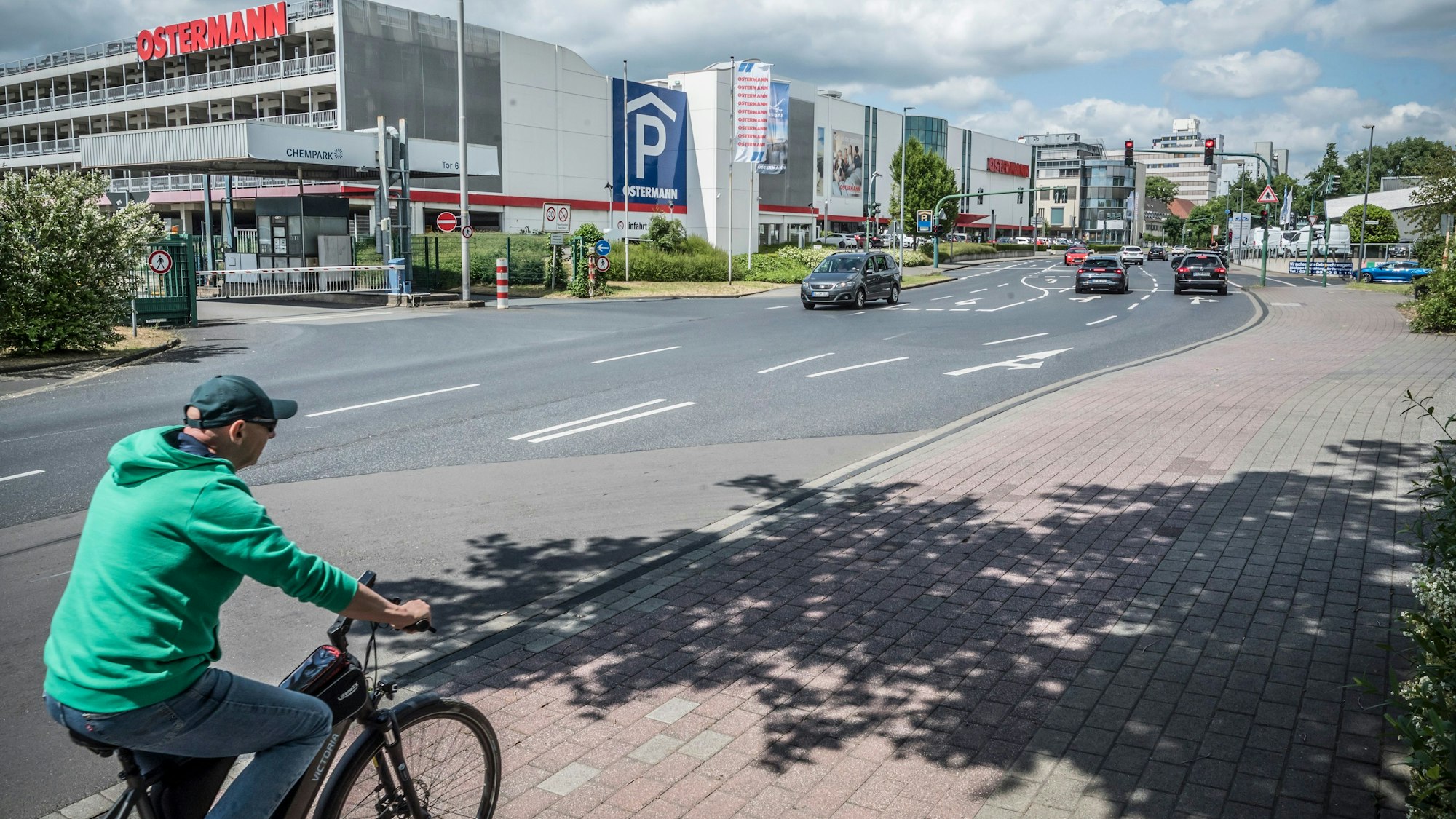 Über die Carl-Duisberg-Straße soll die Radpendlerroute geführt werden. Foto: Ralf Krieger