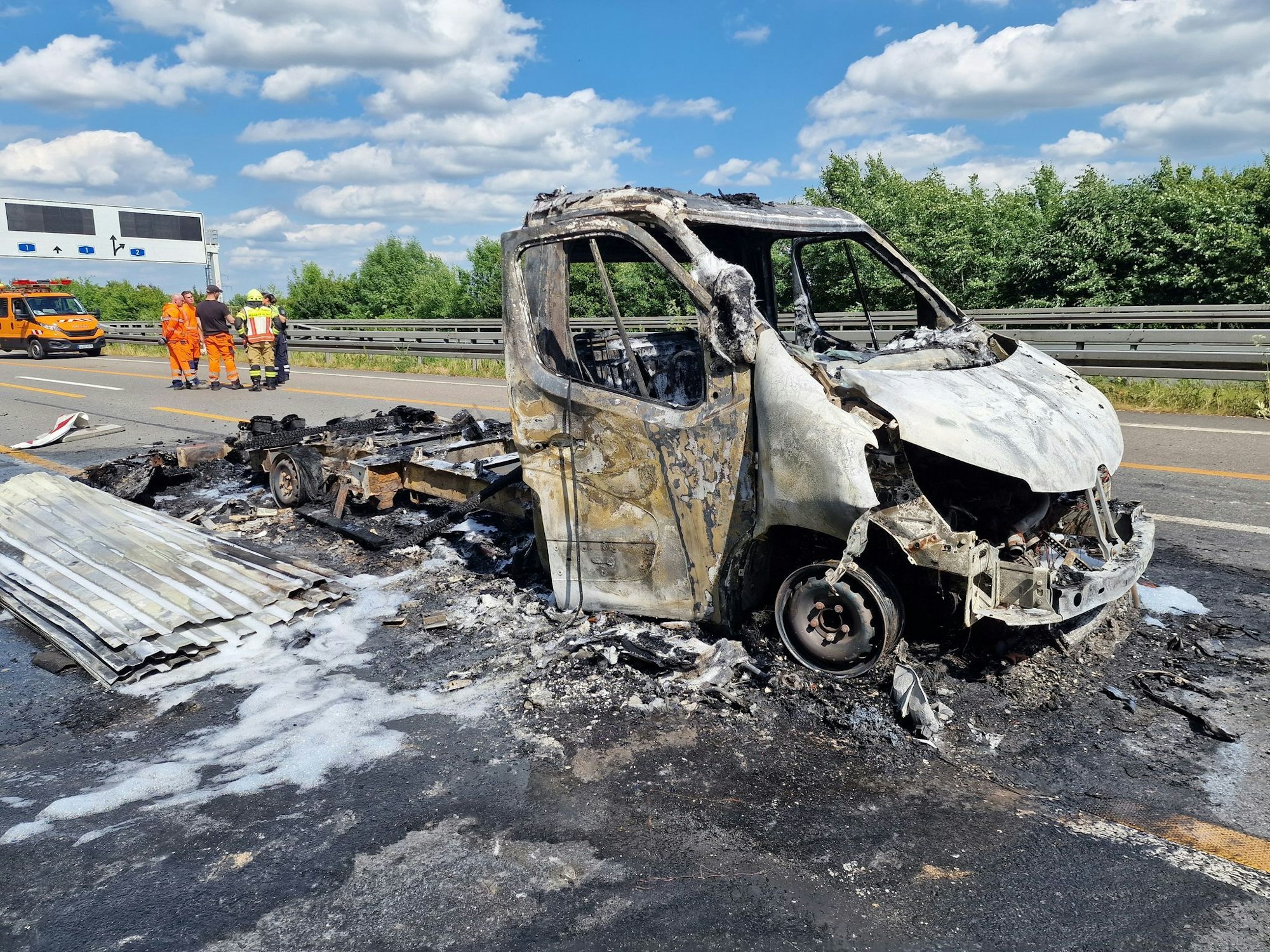 Nahe Kamen geriet ein Lastwagen auf dem Mittelstreifen in Brand.
