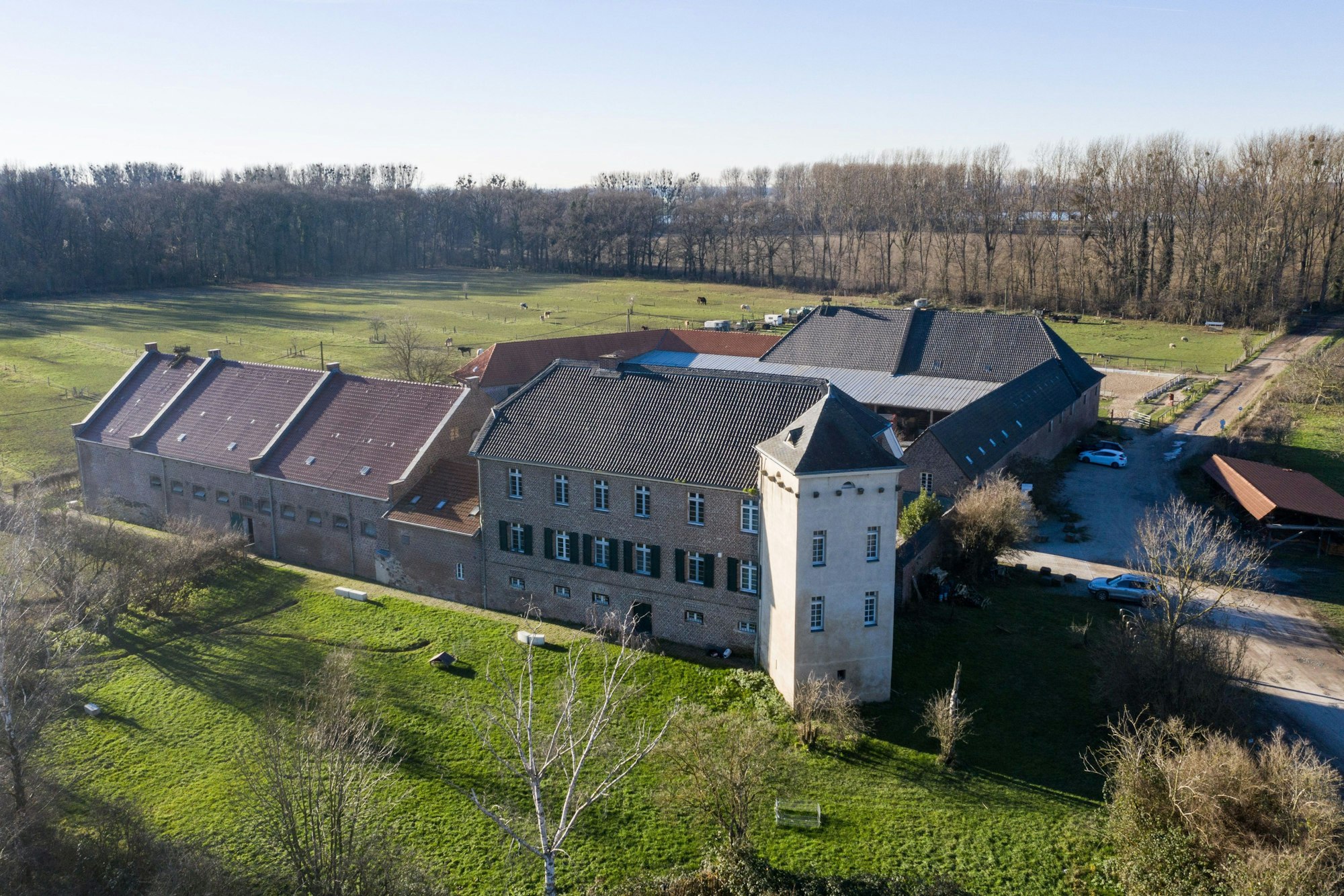 ARCHIV - 14.09.2017, Nordrhein-Westfalen, Monheim: Übersicht auf das Haus Bürgel (Luftaufnahme mit einer Drohne). Die heutige Biologische Station mit Museum ist das besterhaltene römische Kastell am niedergermanischen Limes, gebaut wurde es 315. (Zu dpa: ´Roms fließende Grenzen» - Landesausstellung zu Römerspuren in NRW») Foto: Marcel Kusch/dpa +++ dpa-Bildfunk +++