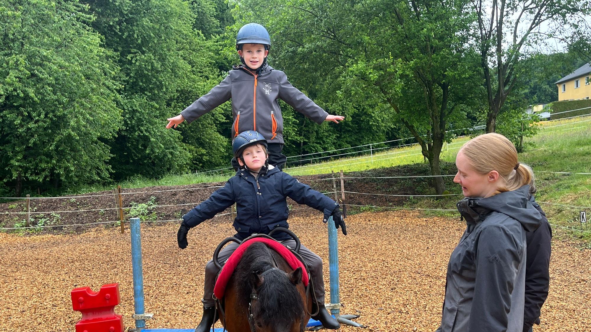 Jason (stehend) und Mika sind totale Fans des Reitprojekts der Richard-Schirrmann-Schule.
