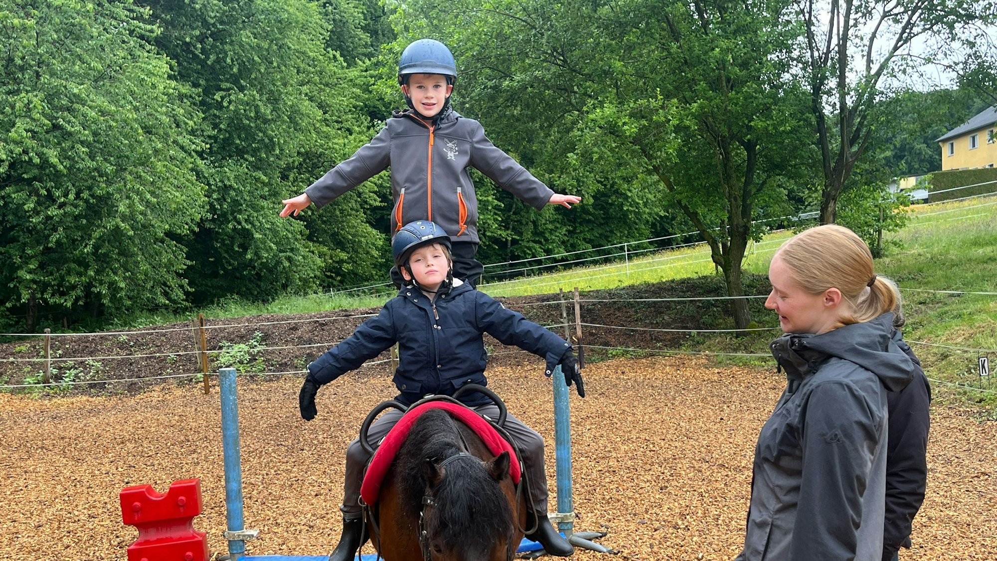 Jason (stehend) und Mika sind totale Fans des Reitprojekts der Richard-Schirrmann-Schule.