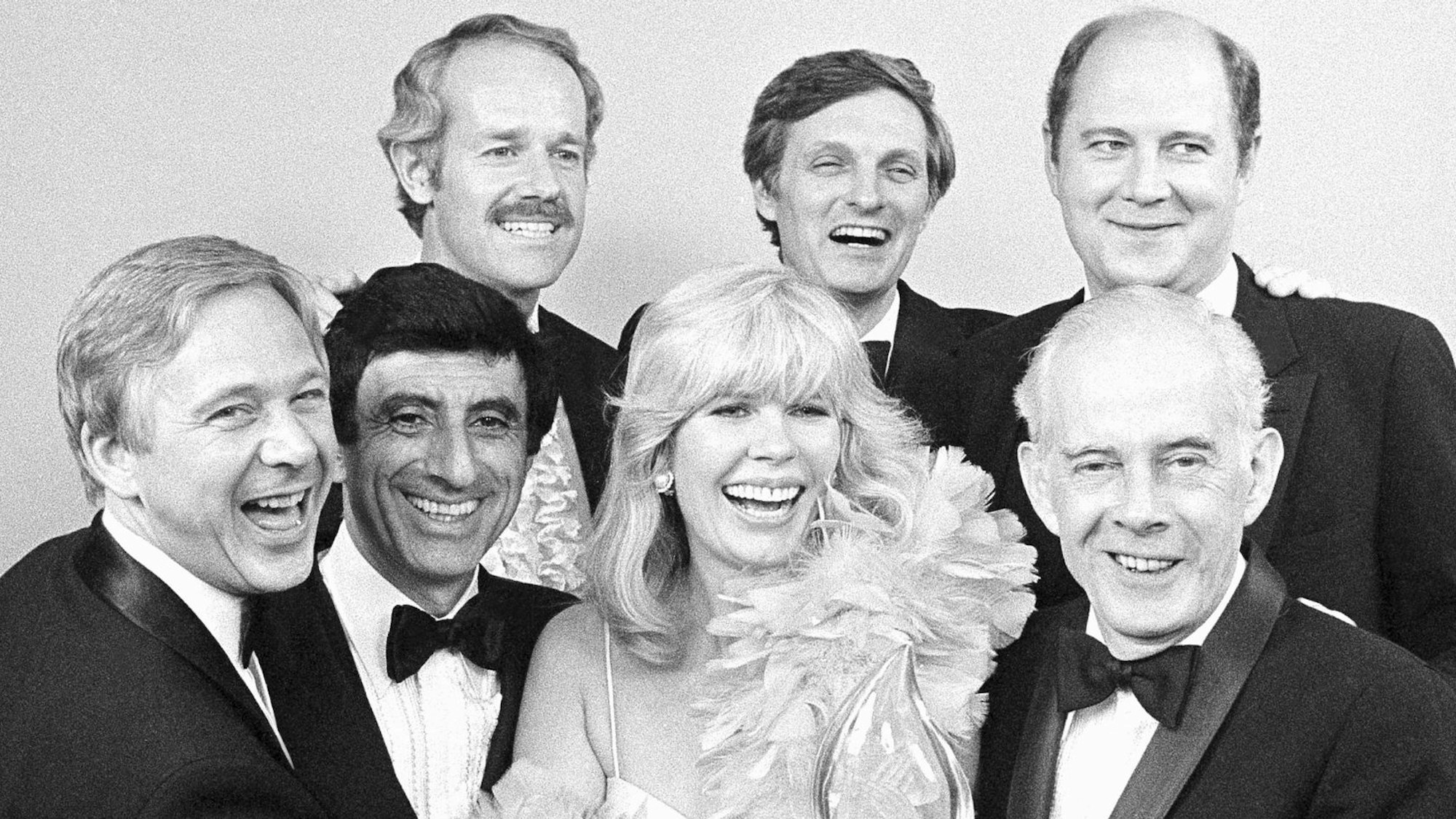 Loretta Swit mit den Darstellern von "M*A*S*H".