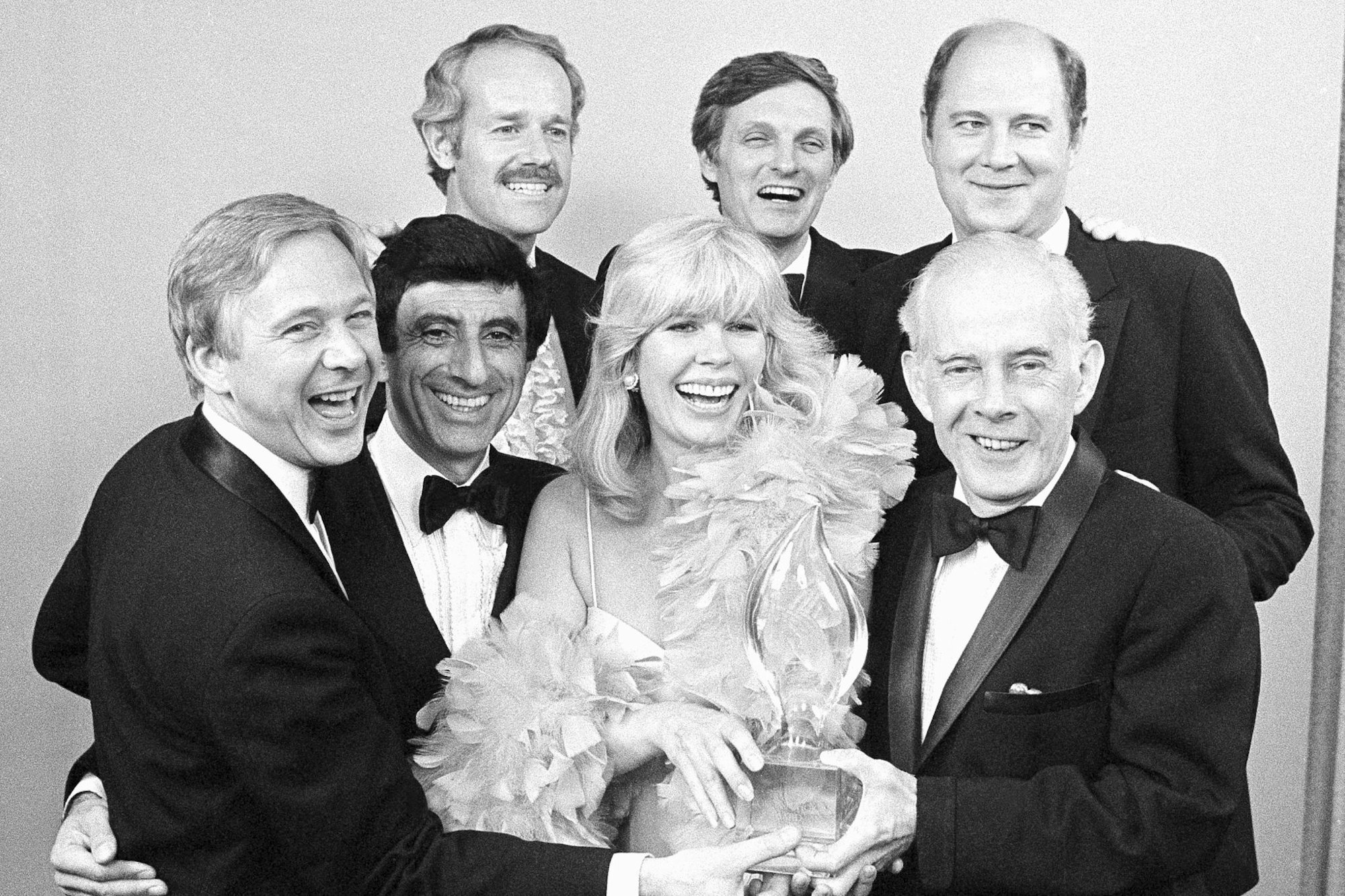 Loretta Swit mit den Darstellern von "M*A*S*H". (Archivbild)