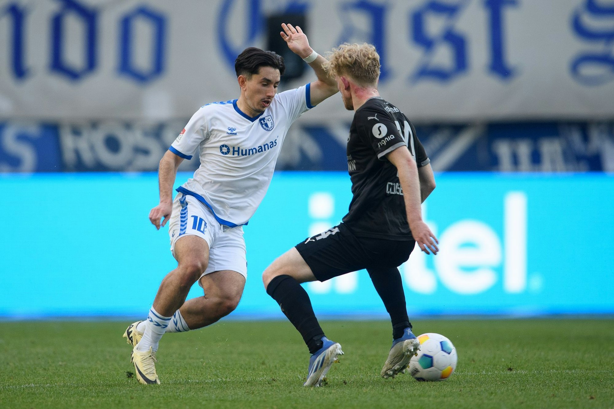 Jason Ceka (l) soll die SV Elversberg verstärken.