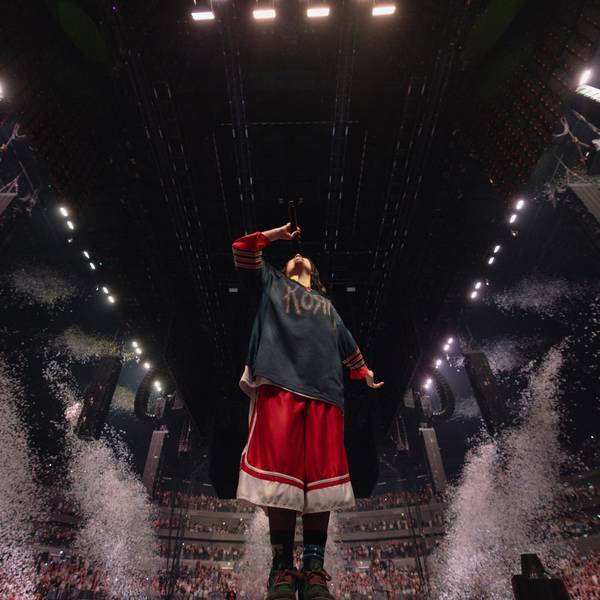 Billie Eilish singt inmitten von Konfettiregen. Die Lanxess-Arena hat sie an zwei Abenden ausverkauft.