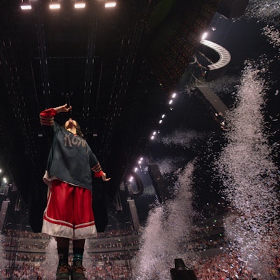 Billie Eilish singt inmitten von Konfettiregen. Die Lanxess-Arena hat sie an zwei Abenden ausverkauft.