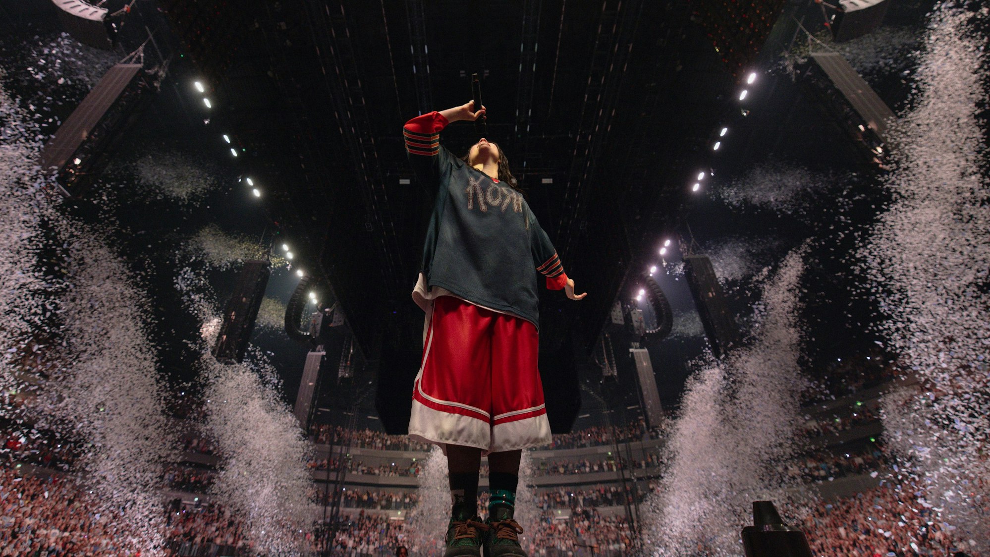 Billie Eilish singt inmitten von Konfettiregen. Die Lanxess-Arena hat sie an zwei Abenden ausverkauft.