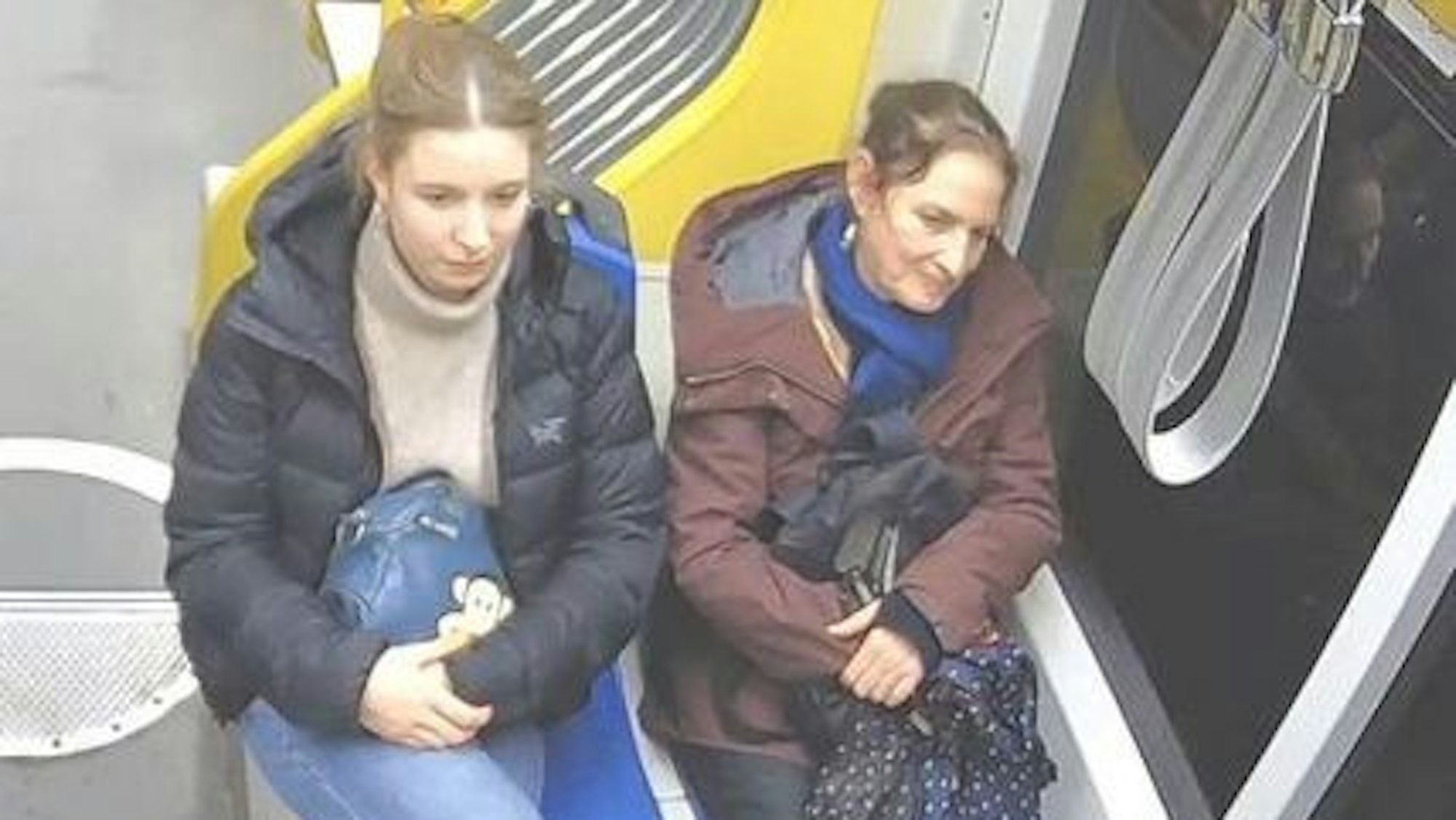 Zu sehen sind zwei tatverdächtige Frauen.