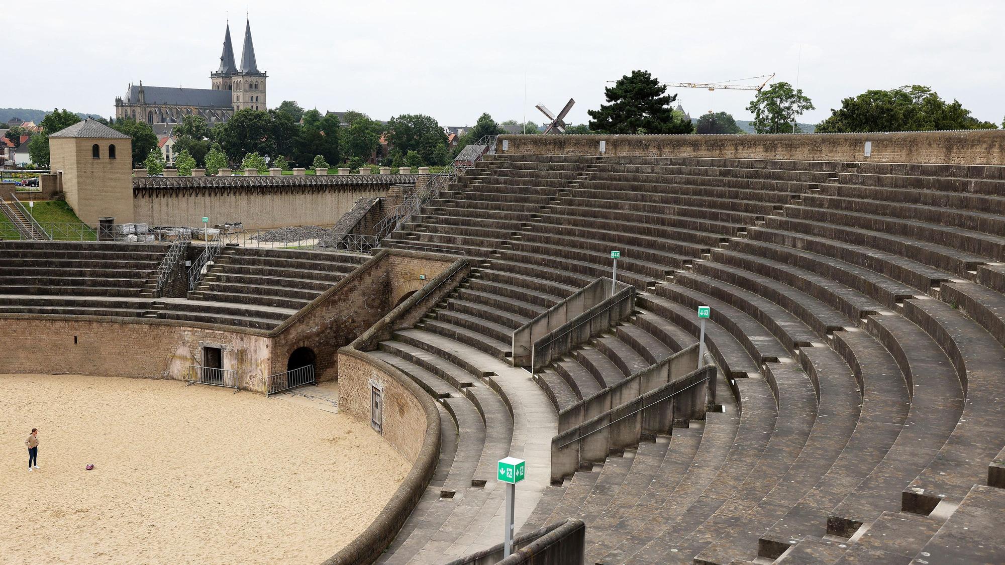 Besucher besichtigen das Amphitheater im Archäologischen Park in Xanten. Die militärischen Elemente der einstigen römischen Stadt Colonia Ulpia Traiana - heute Xanten - sind Teil des Unesco-Weltkulturerbes.
Dieses alte Theater stammt noch aus römischer Zeit.