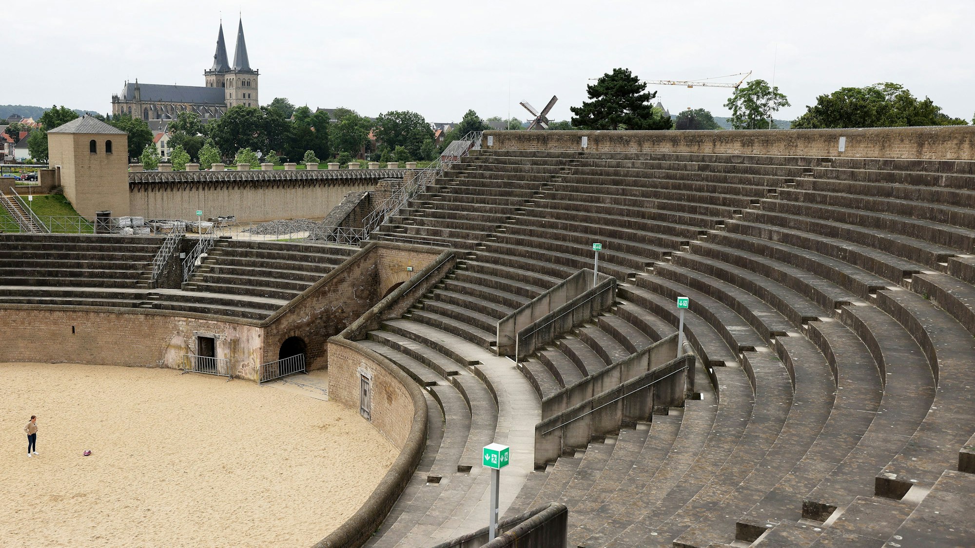 Besucher besichtigen das Amphitheater im Archäologischen Park in Xanten. Die militärischen Elemente der einstigen römischen Stadt Colonia Ulpia Traiana - heute Xanten - sind Teil des Unesco-Weltkulturerbes.
Dieses alte Theater stammt noch aus römischer Zeit.