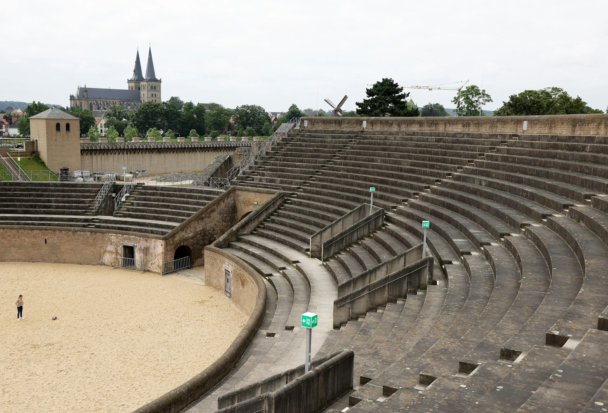 Besucher besichtigen das Amphitheater im Archäologischen Park in Xanten.