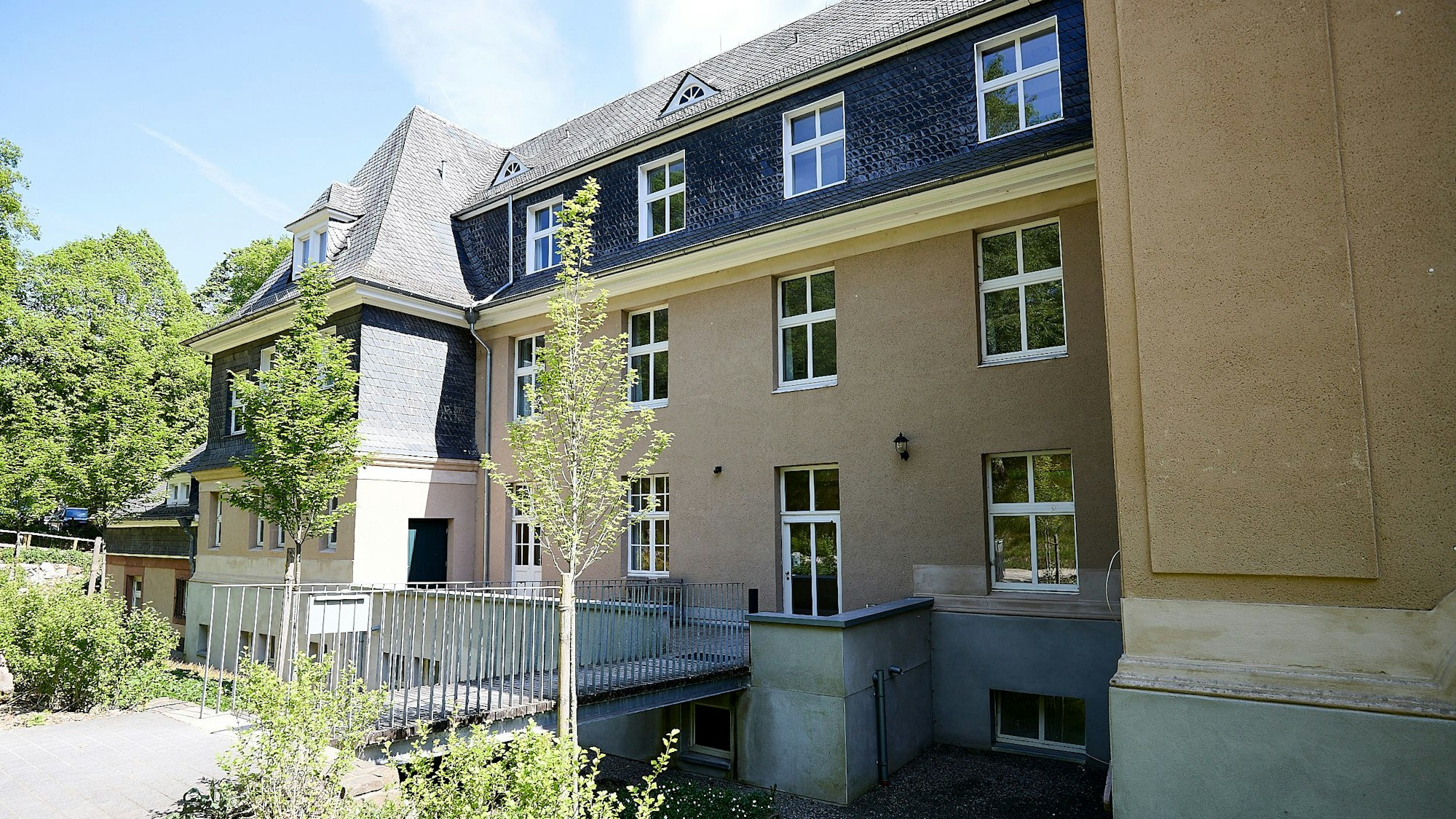 Auf der Rückseite des ehemaligen Klosters in Nettersheim ist ein Eingang. An dieser Stelle soll ein Anbau entstehen.
