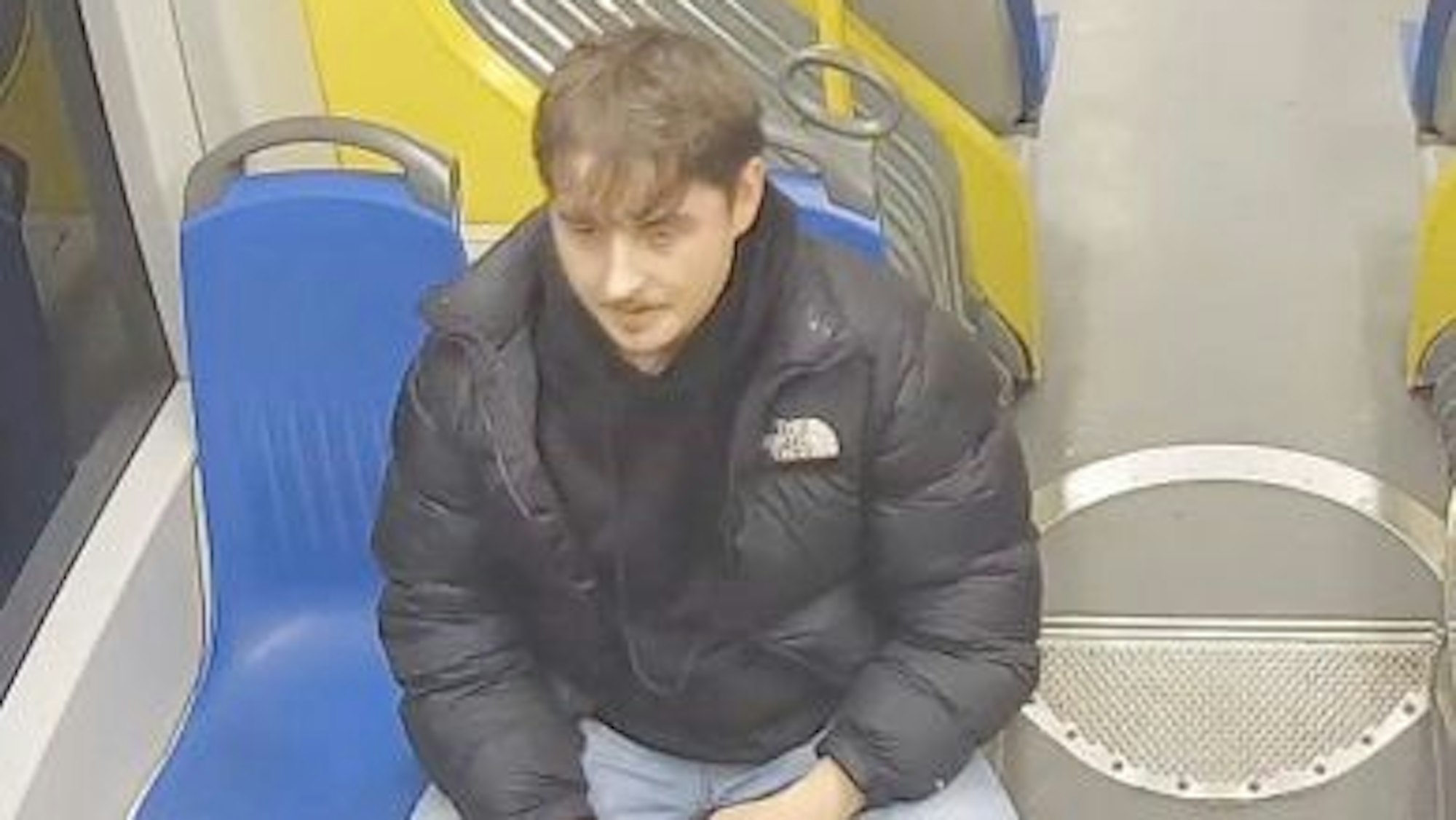 Zu sehen ist einer der Tatverdächtigen.