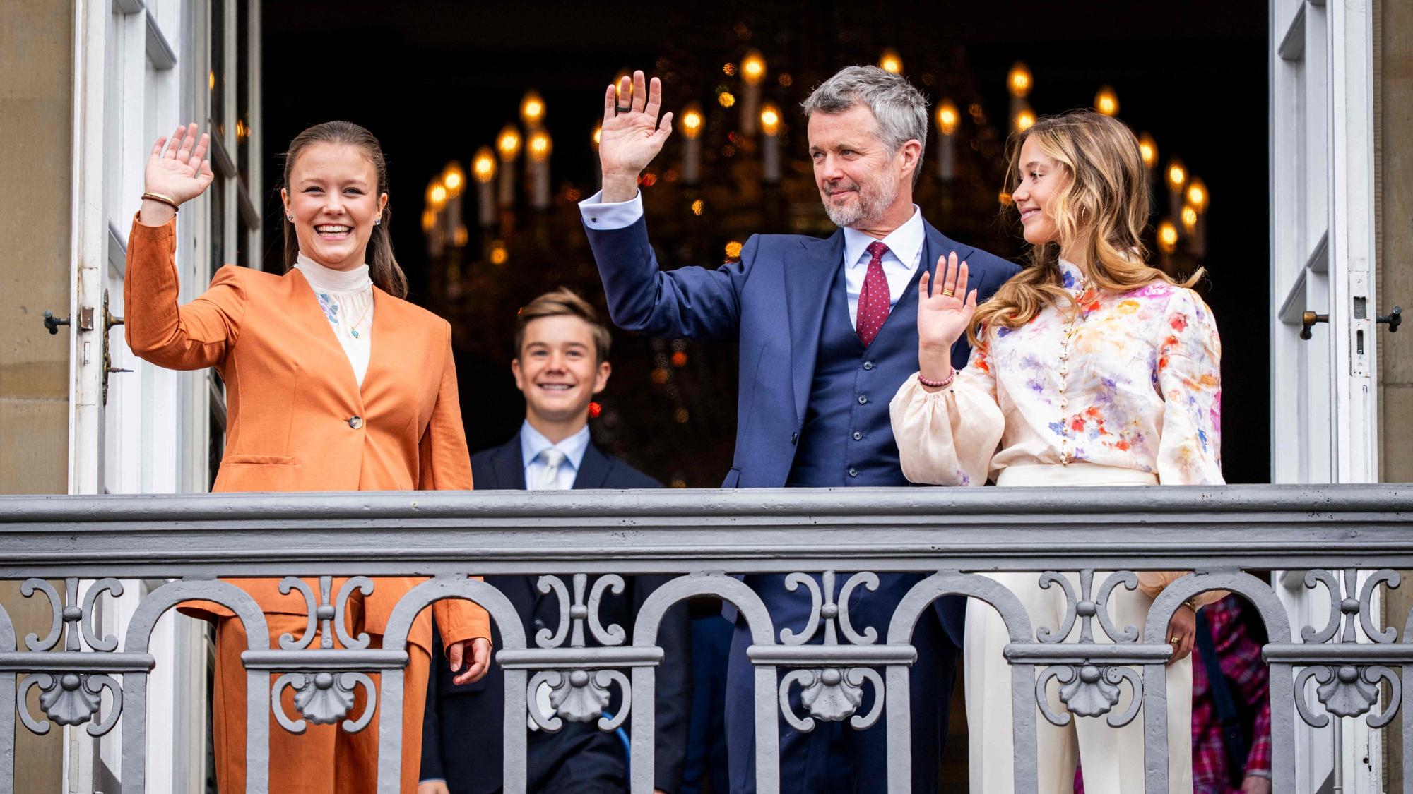 König Frederik X. winkt neben Prinzessin Isabella (links), Prinz Vincent (Mitte) und Prinzessin Josephine vom Balkon des Palastes von Frederik VIII. an seinem 57. Geburtstag im Schloss Amalienborg in Kopenhagen.