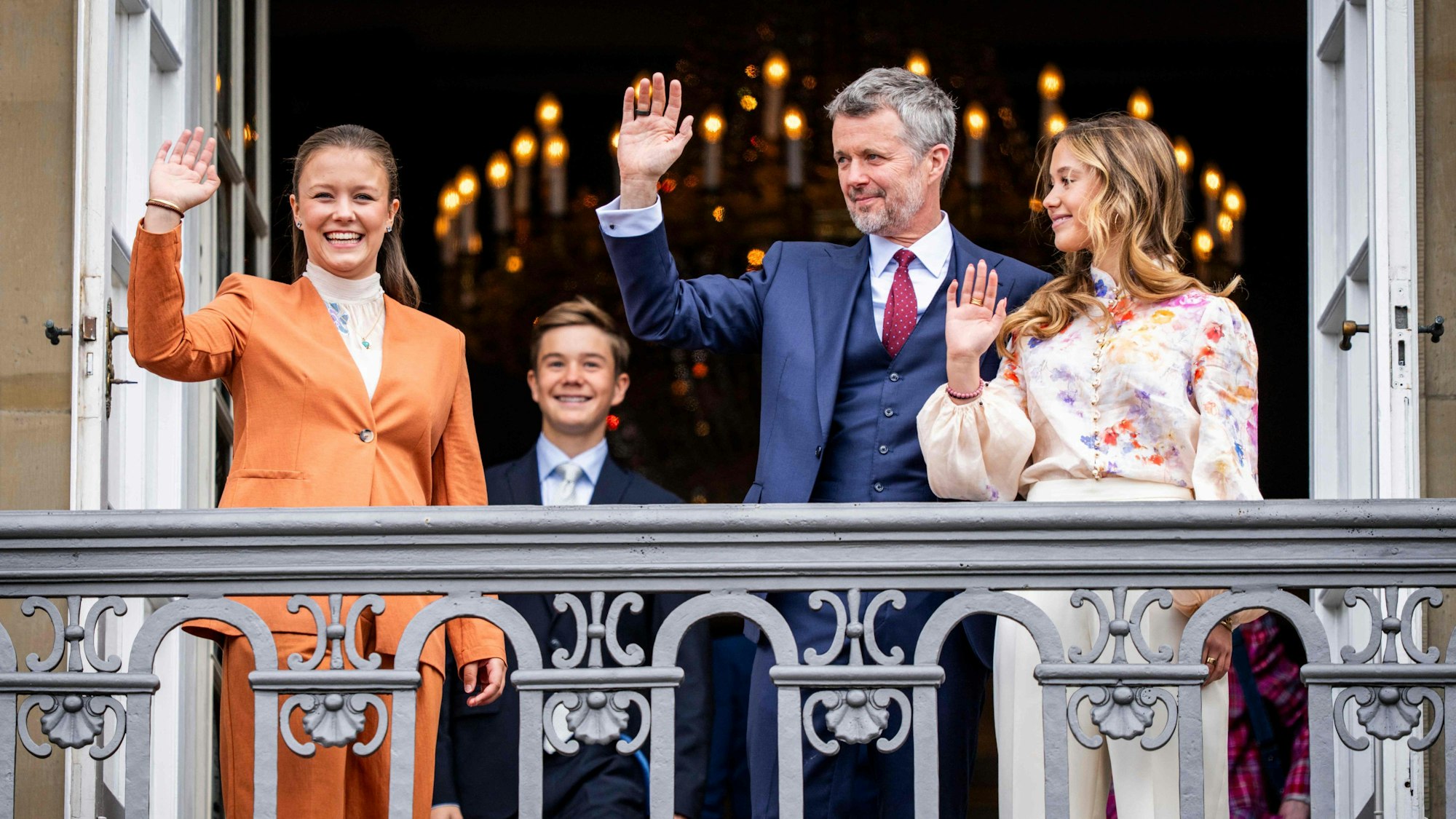 König Frederik X. winkt neben Prinzessin Isabella (links), Prinz Vincent (Mitte) und Prinzessin Josephine vom Balkon des Palastes von Frederik VIII. an seinem 57. Geburtstag im Schloss Amalienborg in Kopenhagen.