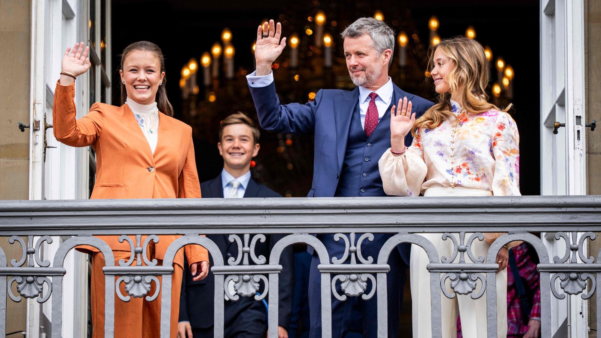 König Frederik X. feiert Ende Mai seinen 57. Geburtstag auf dem Balkon von Schloss Amalienborg – an seiner Seite die sichtlich stolze Prinzessin Isabella sowie die Zwillinge Prinzessin Josephine und Prinz Vincent.