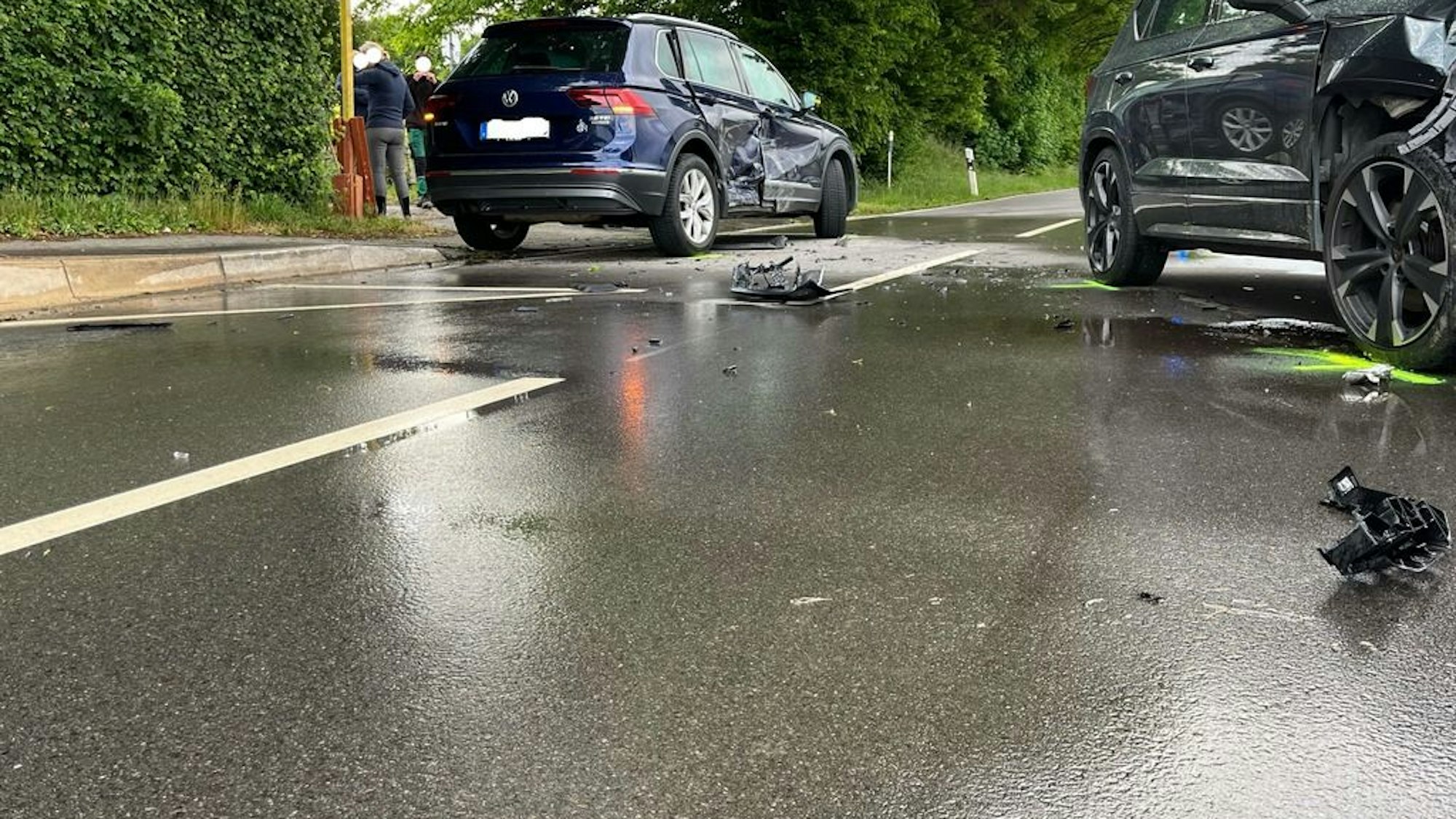 Verkehrsunfall in Lindlar, bei dem ein 27-jähriger VW-Fahrer beim Abbiegen mit einem entgegenkommenden Cupra kollidierte.