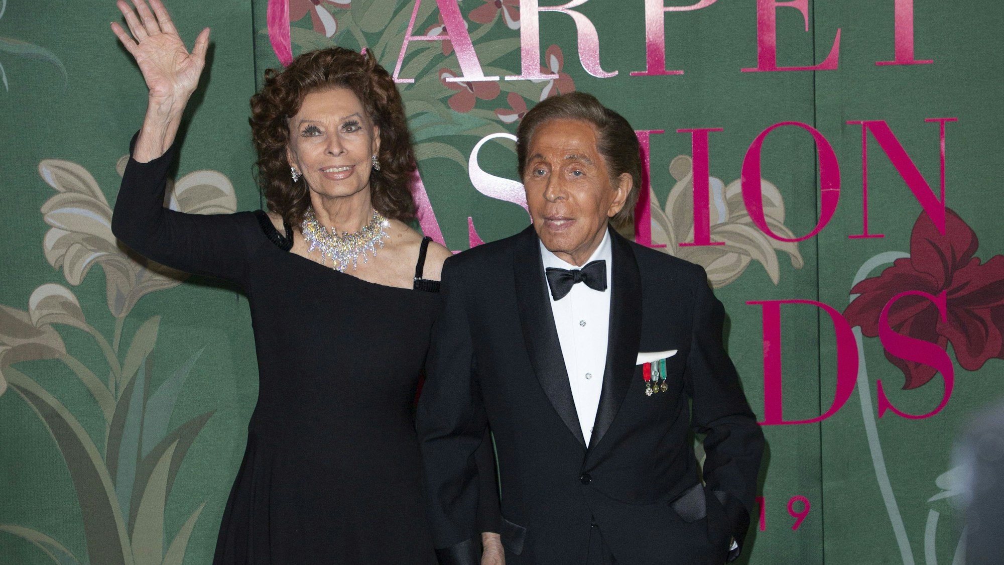 Zwei Mode-Ikonen unter sich: Sophia Loren und Valentino Garavani glänzen bei den Green Carpet Fashion Awards 2019.