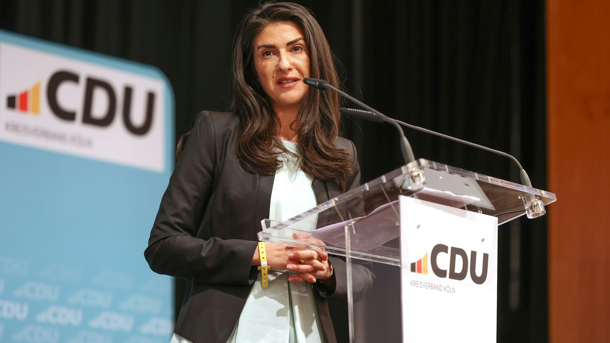 05.04.2025
Köln:
Kreisparteitag der CDU Köln mit Vorstandwahlen. Im Fokus unserer Bericherstattung steht der neue Vorstand der CDU Köln. 
Einer der fünf Kandidaten: Serap Güler
Foto: Martina Goyert