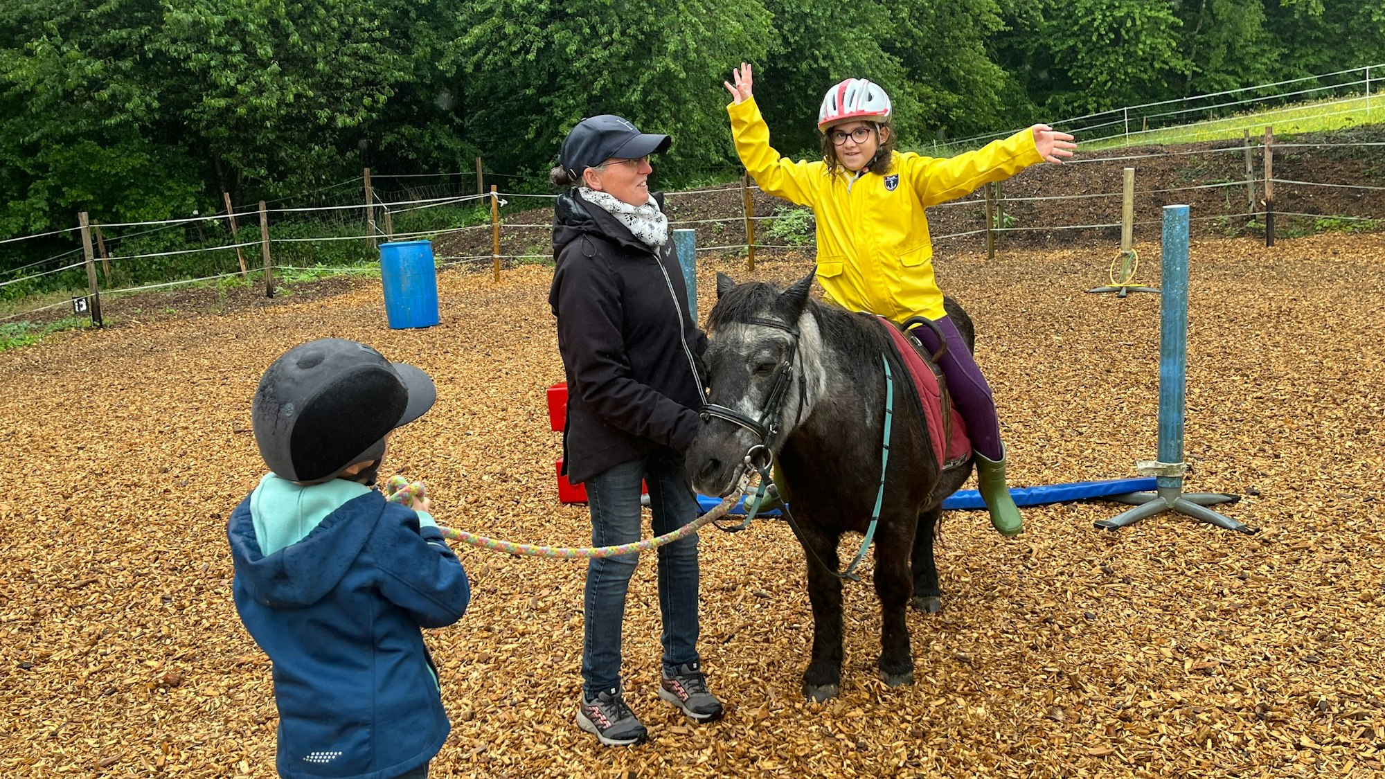 Samira traute sich anfänglich kaum etwas zu, inzwischen rewitet sie freihändig und bewegt ihre Arme auf und ab.