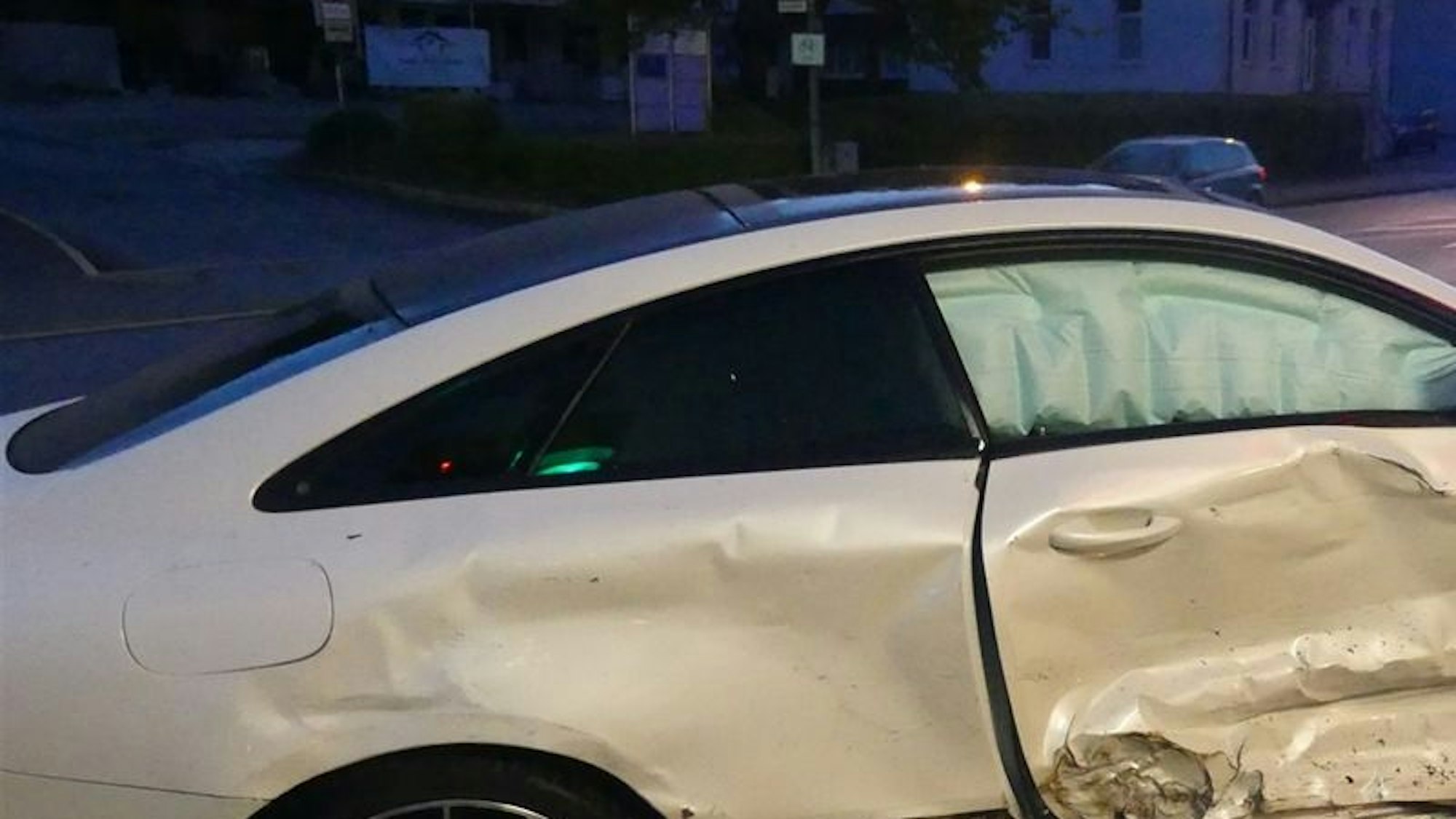 Beschädigter Mercedes nach Verkehrsunfall in Gummersbach, bei dem zwei Personen leicht verletzt wurden.