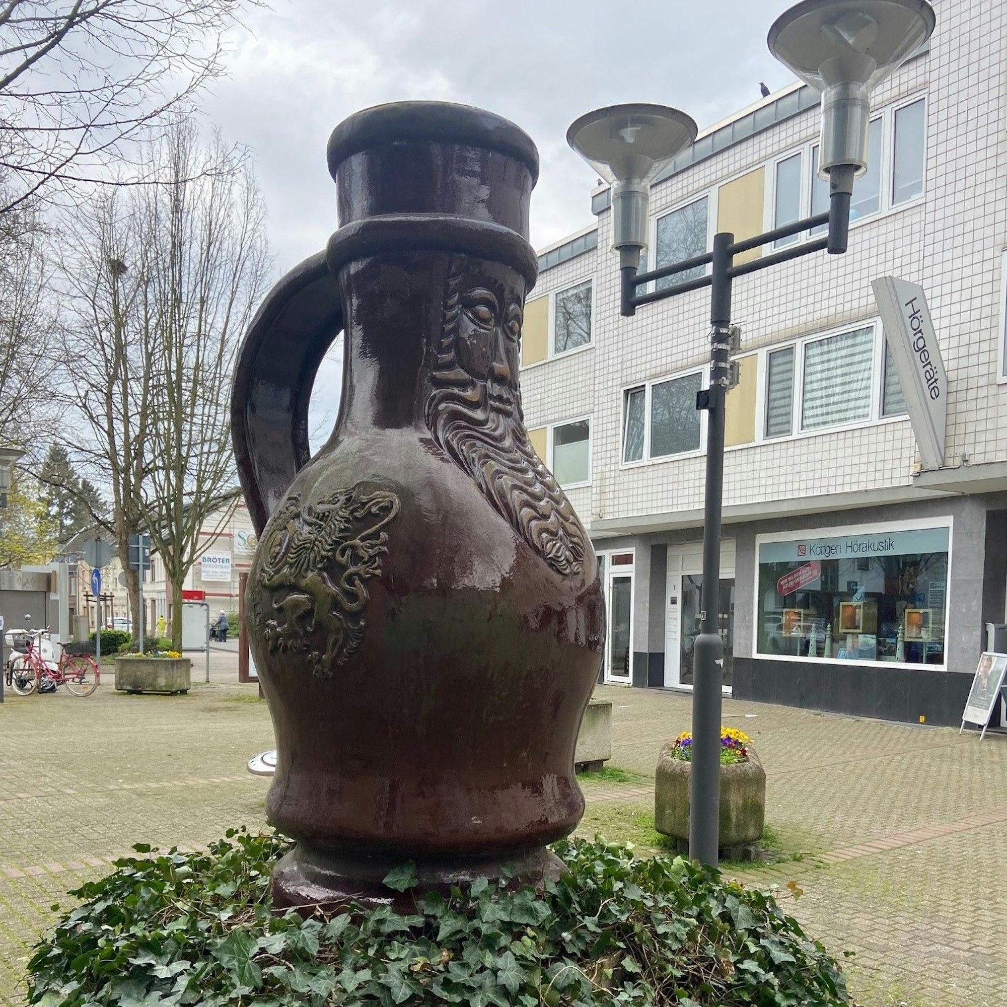 Auf dem Bild ist eine Skulptur, ein 2,40 Meter großer Bartmannkrug zu sehen.