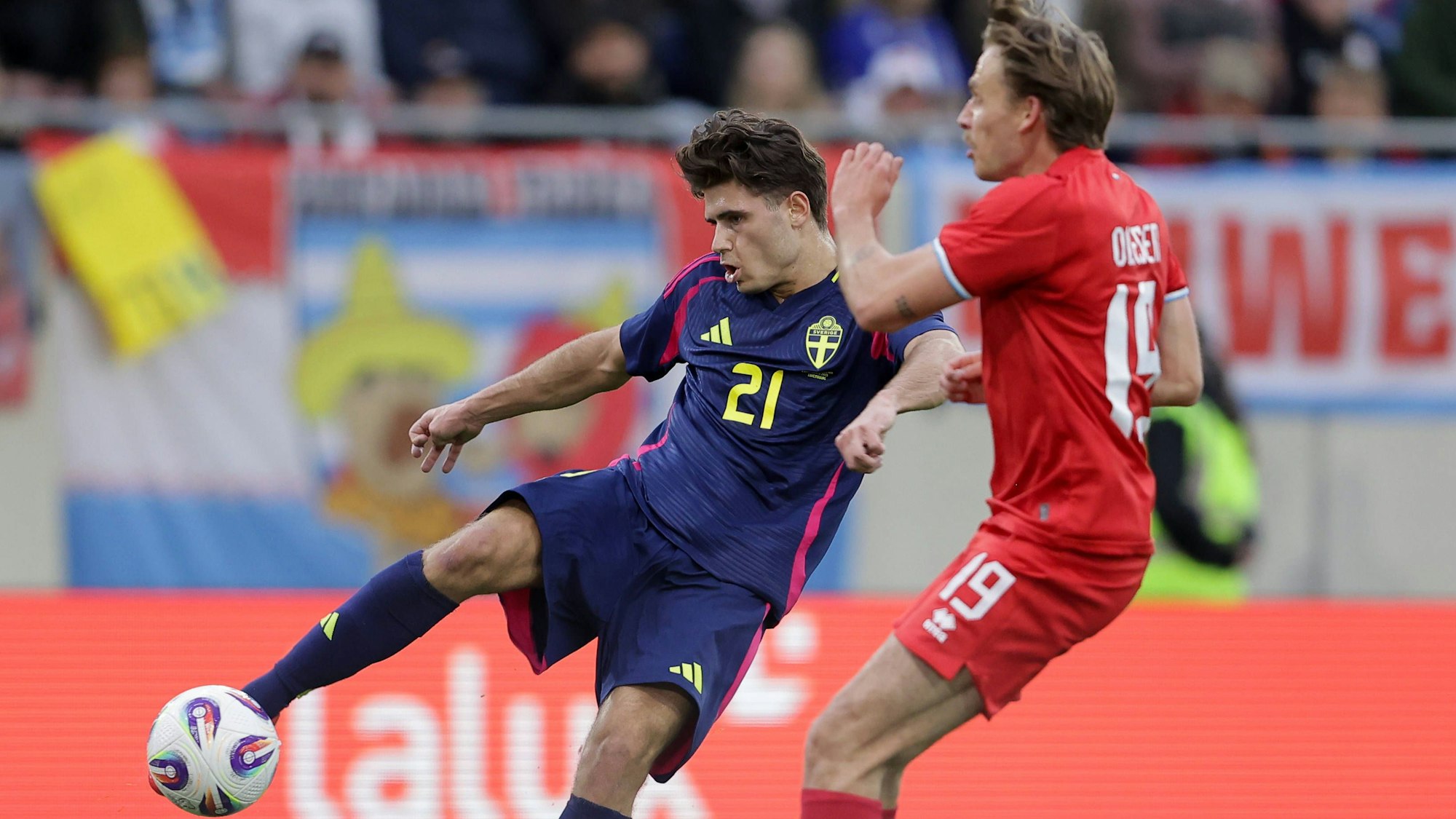 Schwedens Besfort Zeneli im Zweikampf mit Luxemburgs Mathias Olesen, der den FC im Sommer verlässt.