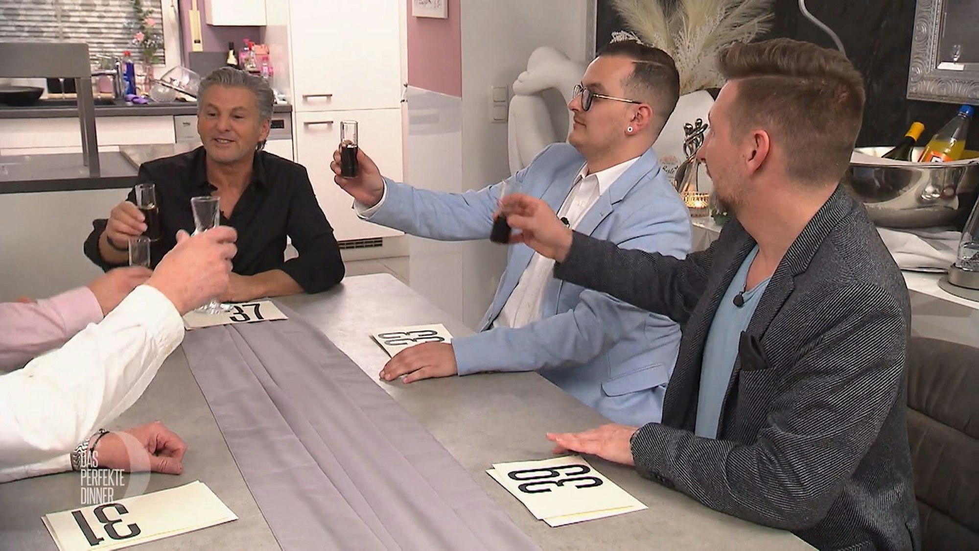 Mit 39 Punkten gewinnt Mike, aber angestoßen wird auf die tolle gemeinsame Dinner-Woche.
(Bild: RTL)