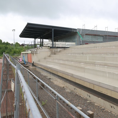 Schnappschuss von der Baustellenbesichtigung beim neuen Nümbrchter Sportlerheim. Im Vordergrund die Betontribünen.