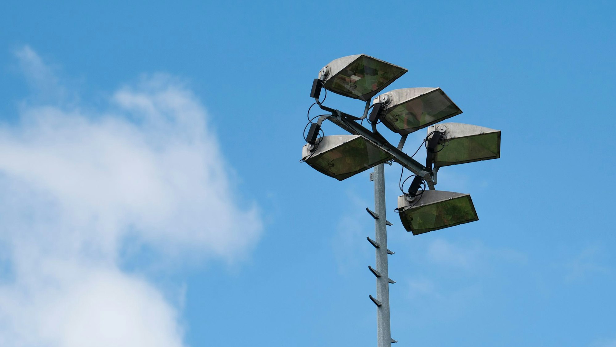 Das Foto zeigt die Leuchten eines Flutlichtmasts.