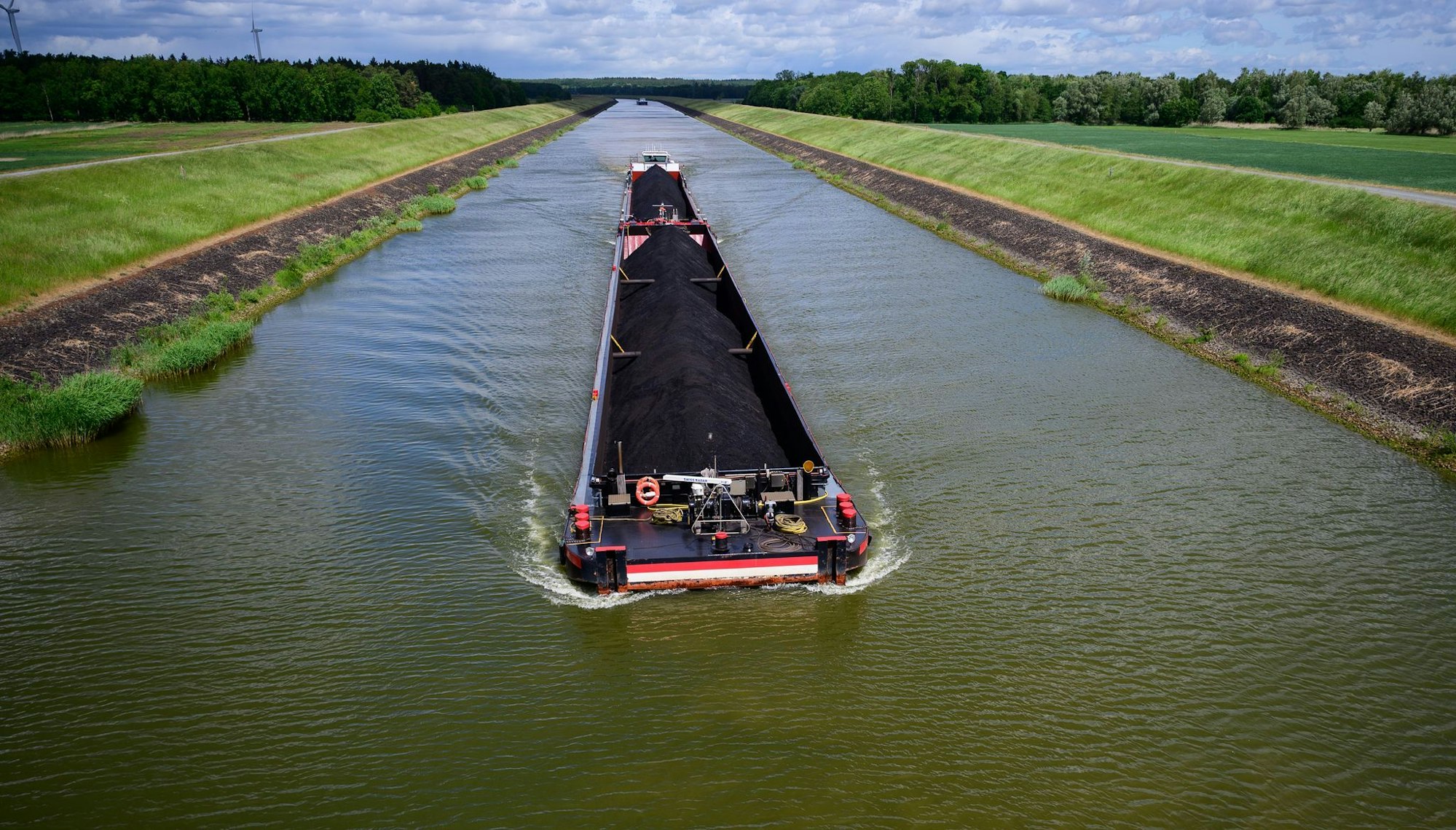 Mit 2.500 Tonnen Kohle an Bord fährt die «Niedersachsen 2» ferngesteuert durch den Elbe-Seitenkanal. Der Kapitän sitzt 400 Kilometer entfernt.