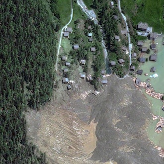 HANDOUT - 29.05.2025, Schweiz, Blatten: Dieses von Maxar Technologies zur Verfügung gestellte Satellitenbild zeigt das Dorf Blatten in der Schweiz am 29. Mai 2025, nachdem es durch eine Schlammlawine zerstört wurde und sich ein See gebildet hat. Das Flussbett der Lonza ist blockiert. Deshalb bildet sich dort ein See, dessen Pegelstand zeitweise drei Meter in der Stunde stieg. Der See breite sich nun in der Fläche aus. Man rechne damit, dass die immensen Wassermassen den See in den frühen Morgenstunden zum Überlaufen bringen. Foto: -/Maxar Technologies/AP/dpa - ACHTUNG: Nur zur redaktionellen Verwendung im Zusammenhang mit einer Berichterstattung und nur mit vollständiger Nennung des vorstehenden Credits +++ dpa-Bildfunk +++