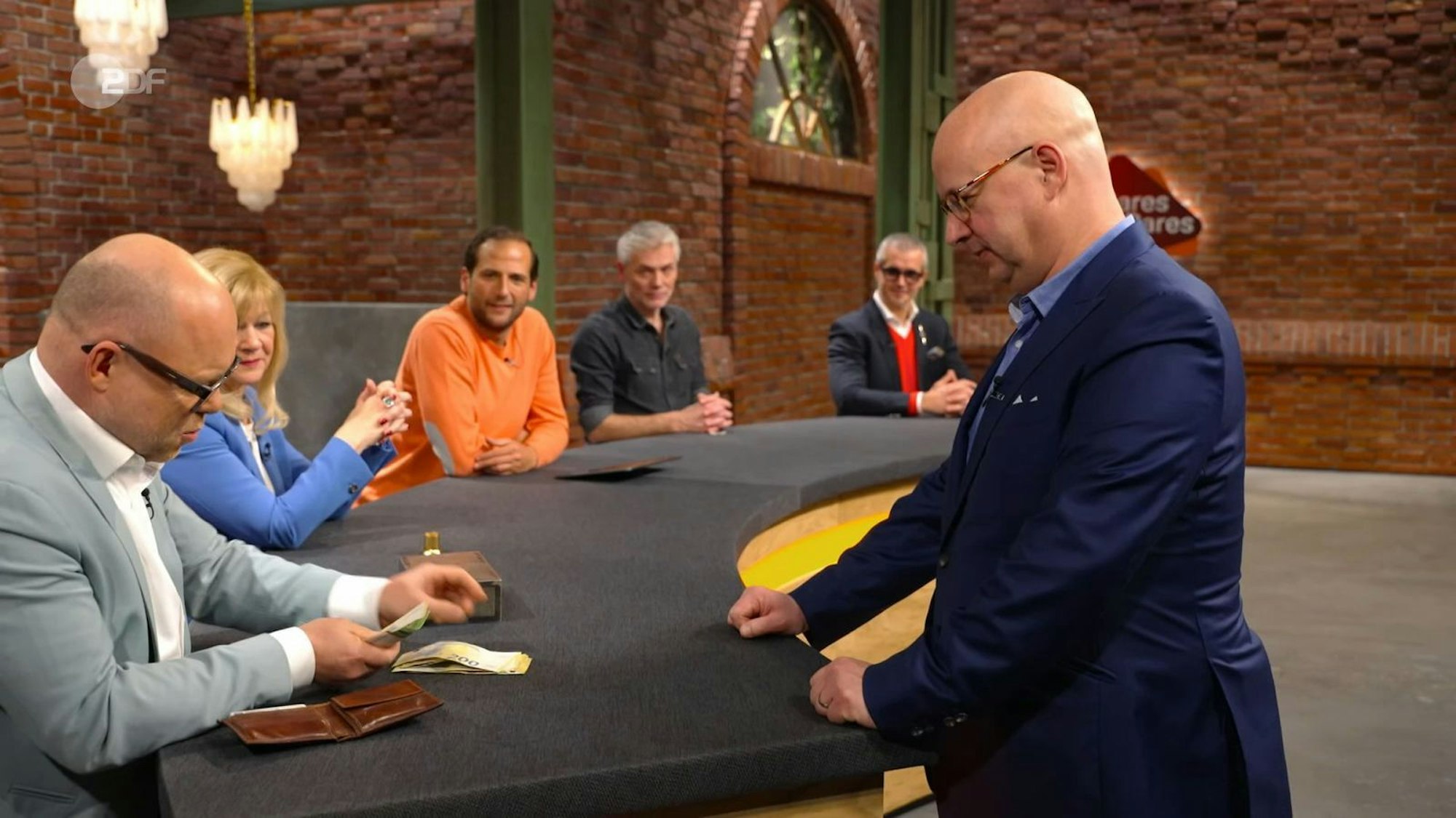 Für 4.750 Euro ging das außergewöhnliche Stück an Benjamin Leo Leo: „Ich bin wirklich ganz gerührt, und das, obwohl die Kiste leer ist.“ (Bild: ZDF)