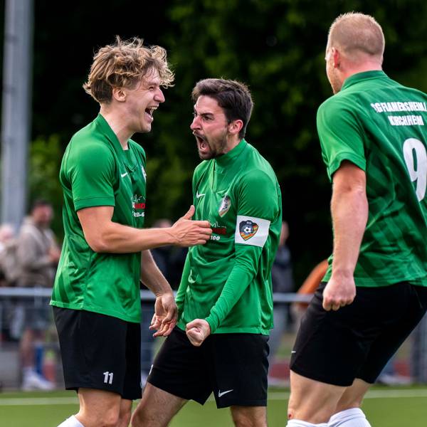 Spieler von Flamersheim/Kirchheim bejubeln ein Tor von Lukas Heiwolt.