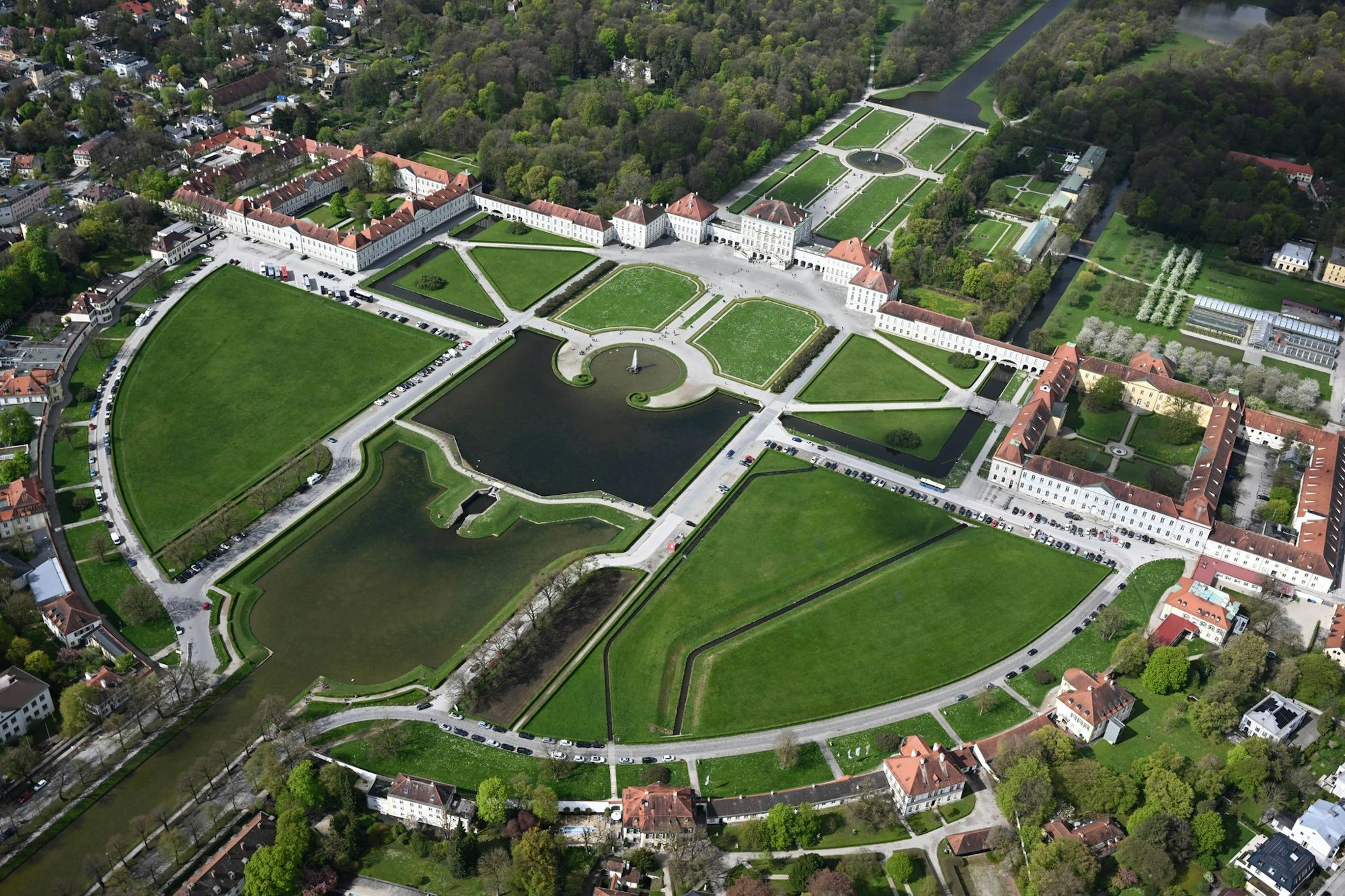 Von einem Zeppelin aus sieht der Park um das Schloss Nymphenburg in München sehr grün aus. (Archivbild)