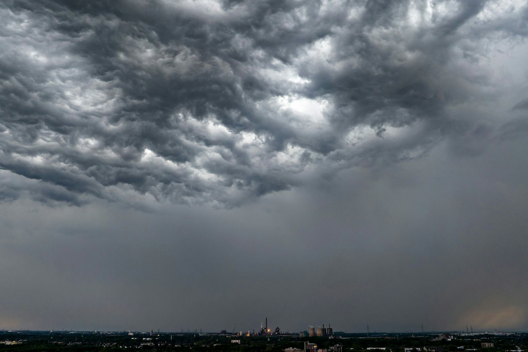 Am Nachmittag drohen Gewitter mit Starkregen und Hagel in NRW. (Archivbild)