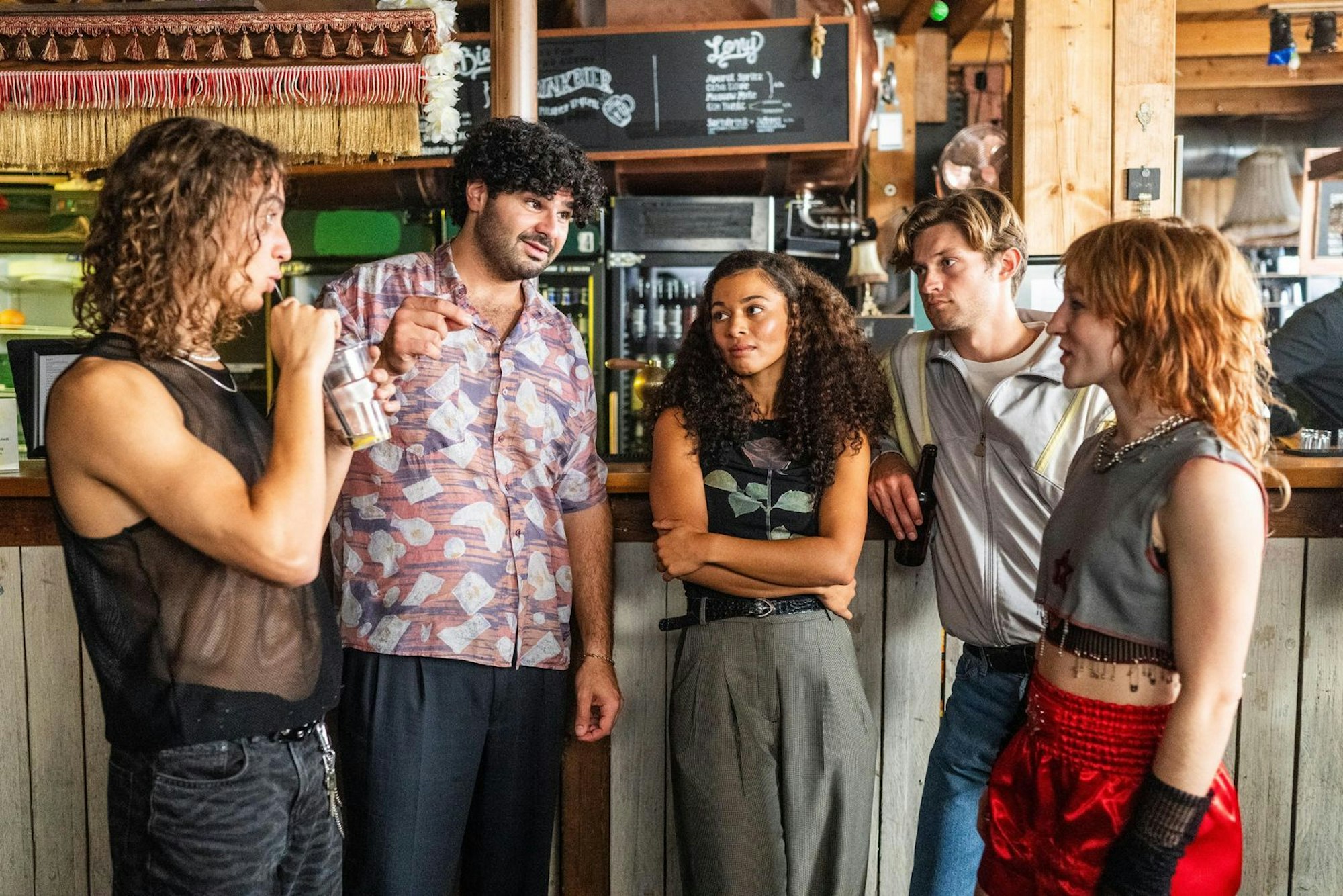 Joshi (Oskar Redfern), Hassan (Samir Salim), Linda (Aysha Joy Samuel), Marvin (Damian Hardung) und Lotte (Carmen Redeker, von links) lernen sich nach einem Konzert besser kennen. Durch welche Höhen und Tiefen sie noch gehen werden, weiß noch niemand. (Bild: RTL / Christoph Assmann)