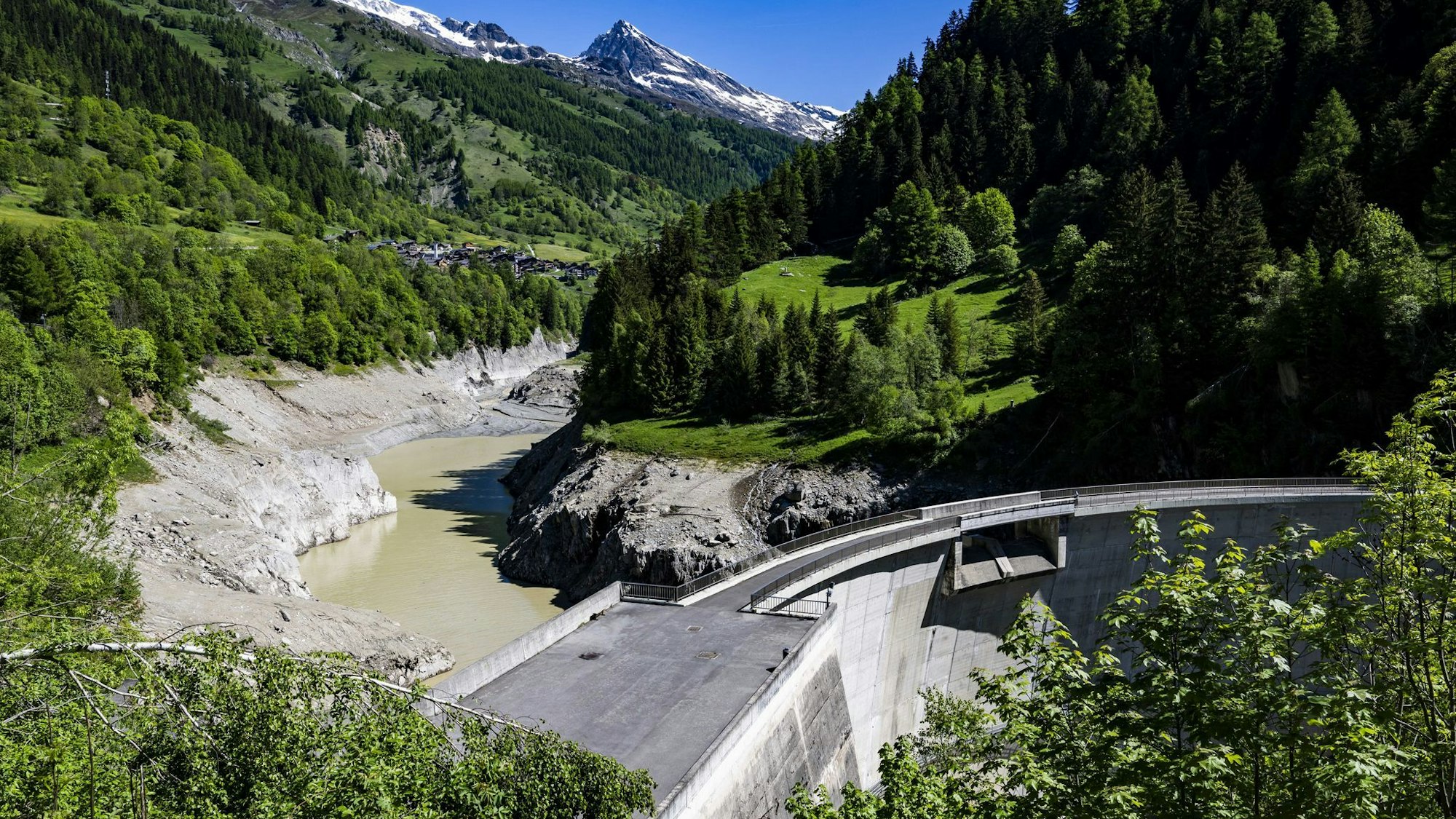Der Stausee bei Ferden füllt sich mit ablaufendem Wasser der Lonza.