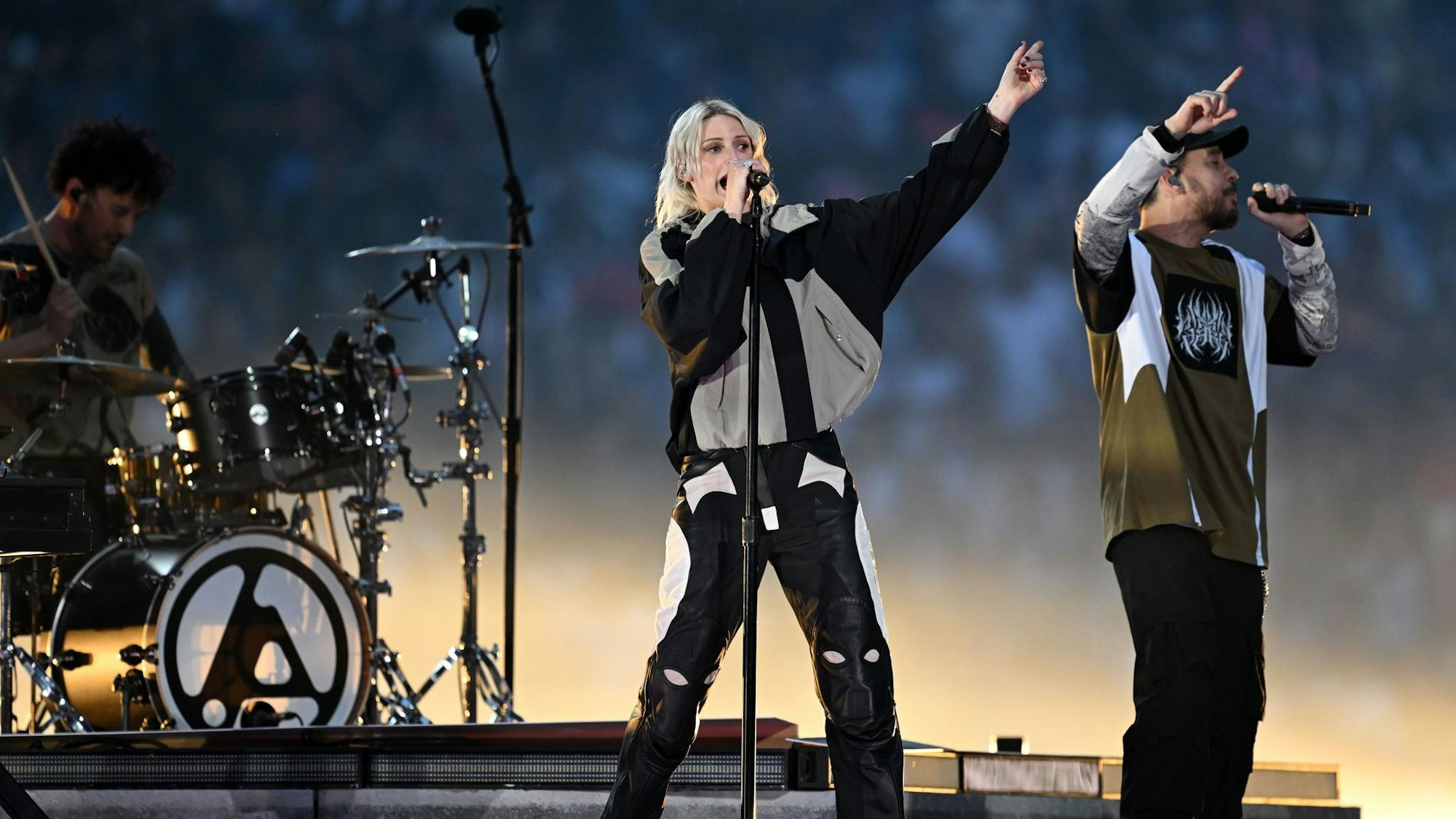 Sängerin Emily Armstrong heizt dem Publikum vor dem Finale ein.