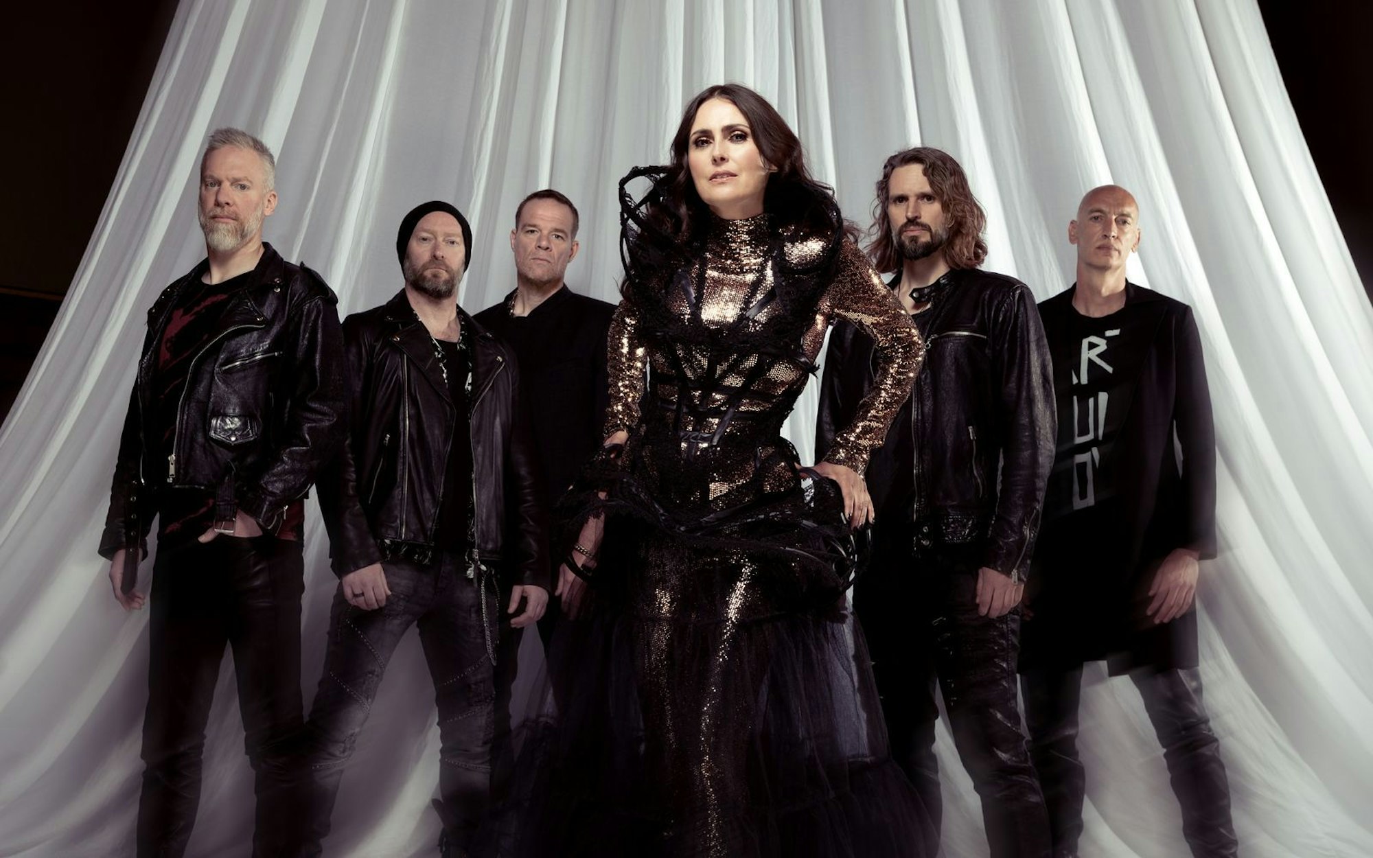Within Temptation setzen sich seit Jahren immer wieder für Ukrainerinnen und Ukrainer ein, die unter dem russischen Angriffskrieg leiden. Jetzt hat die niederländische Metal-Formation um Sharon den Adel (Bild) eine gemeinsame Single mit der ukrainischen Künstlerin Jerry Heil aufgenommen (“Sing Like A Siren“). (Bild: Tim Tronckoe)
